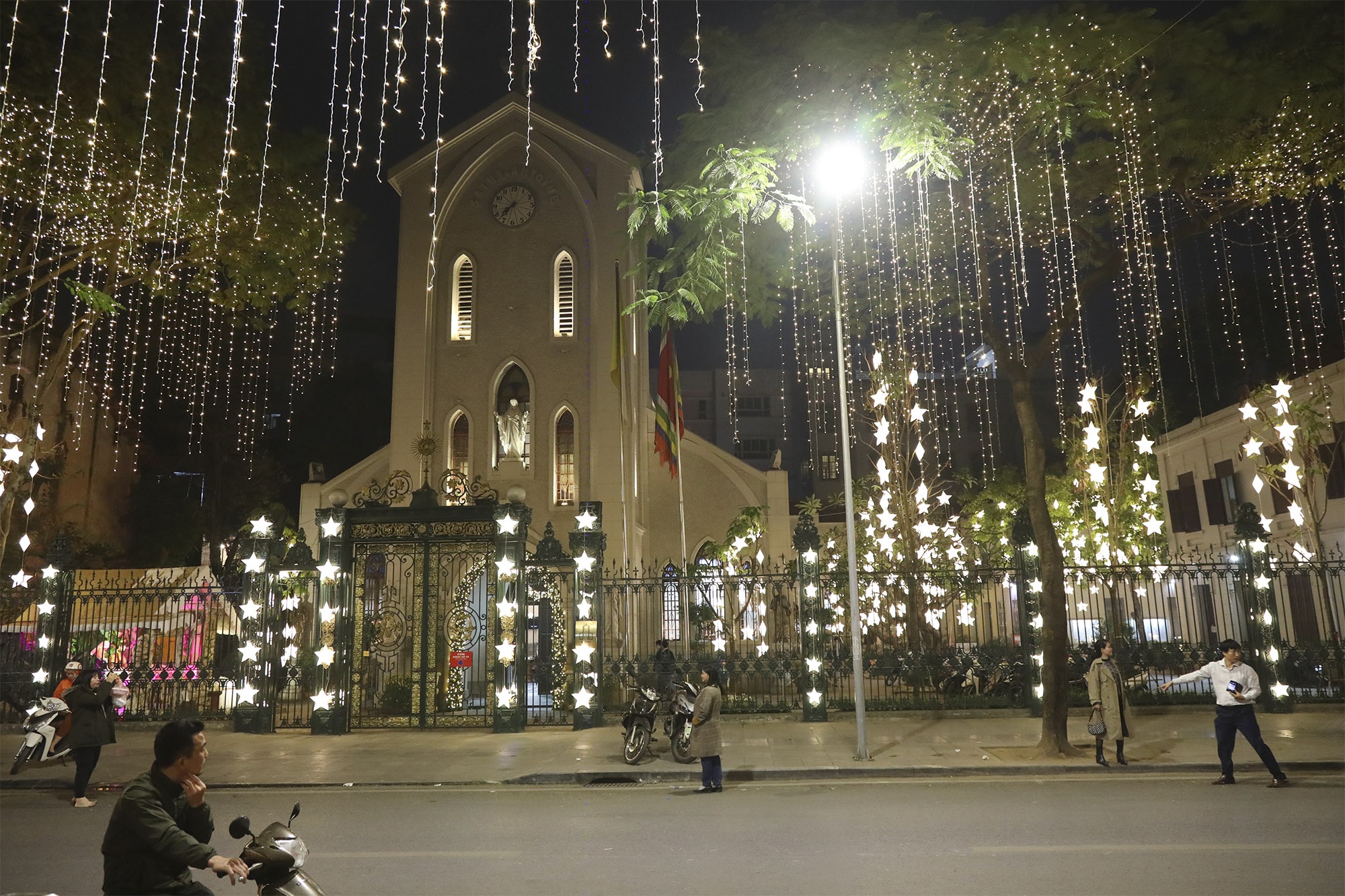 Các nhà thờ ở Hà Nội trang trí lung linh hàng nghìn ánh đèn đón Noel 2022 - 12