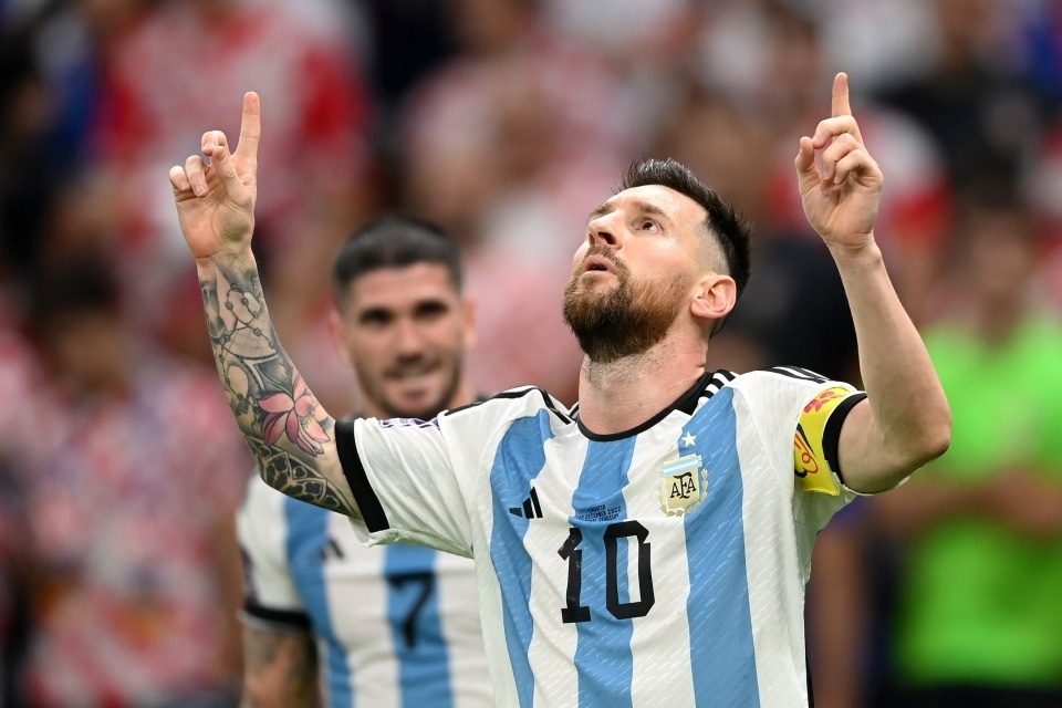 Số 10 huyền thoại: Messi chỉ tay lên trời, Mbappe khoanh tay trước ngực - 1