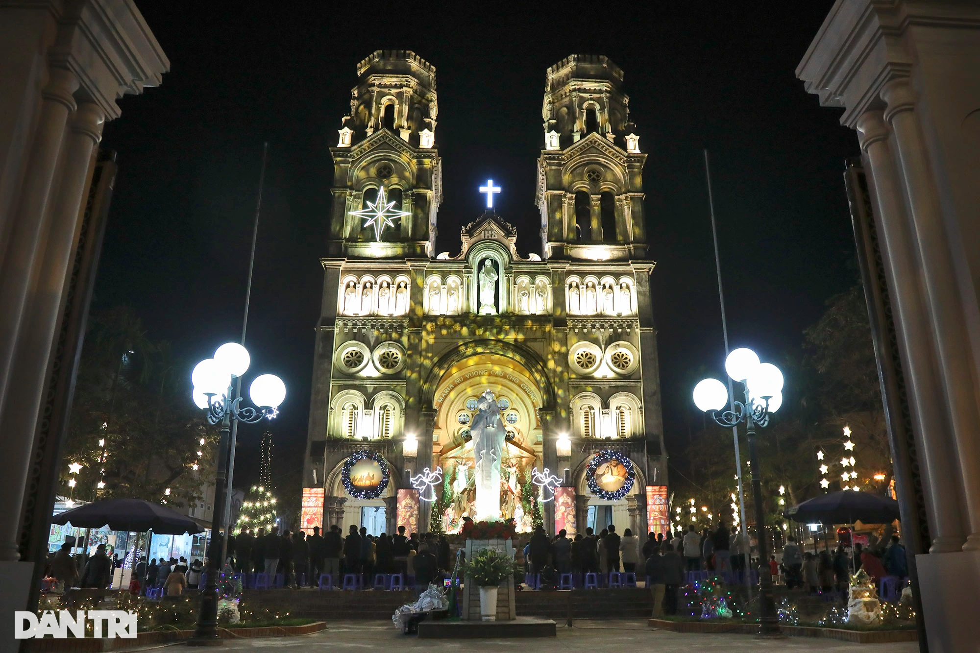 Các nhà thờ ở Hà Nội trang trí lung linh hàng nghìn ánh đèn đón Noel 2022 - 1