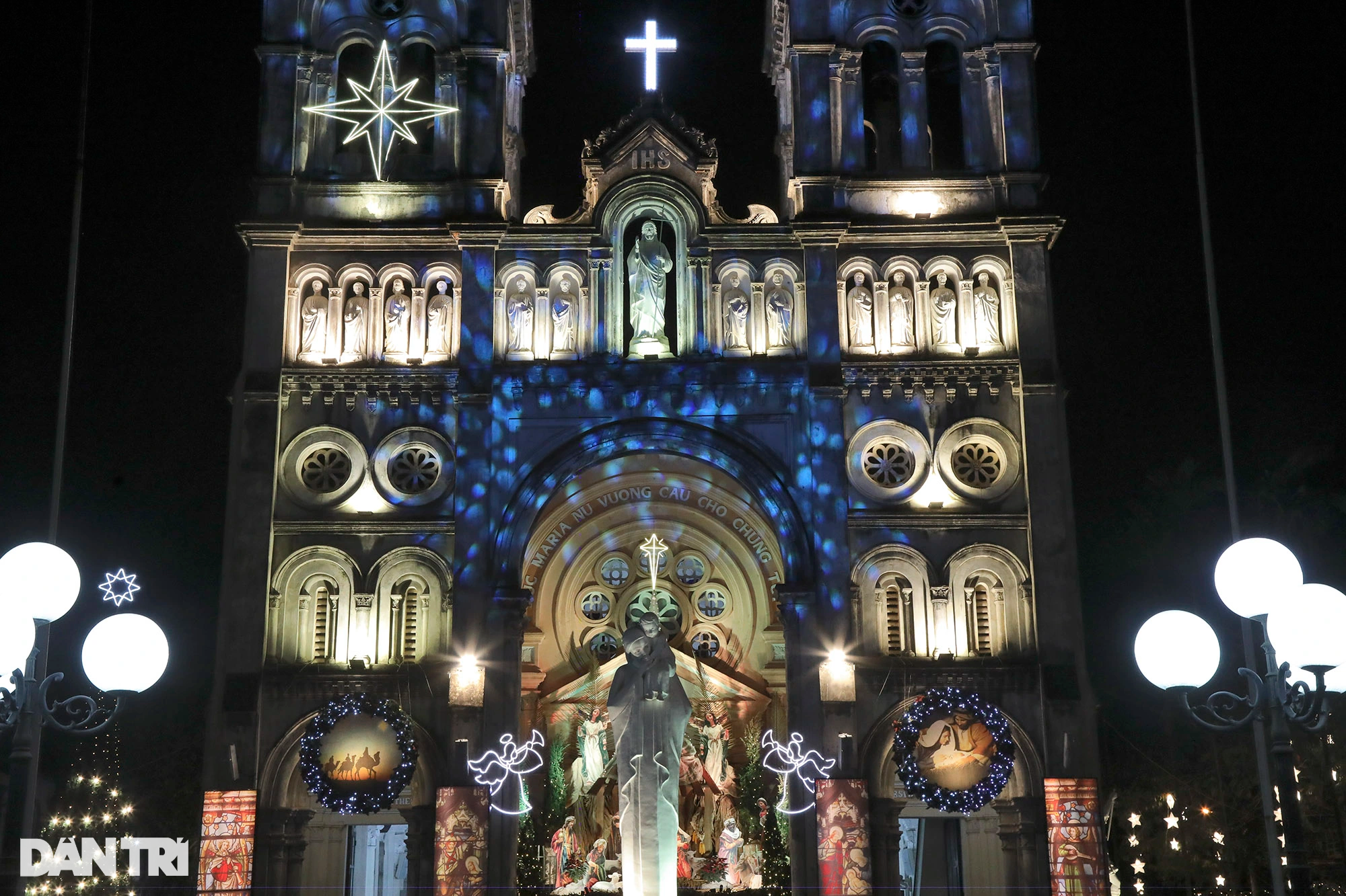 Các nhà thờ ở Hà Nội trang trí lung linh hàng nghìn ánh đèn đón Noel 2022 - 2