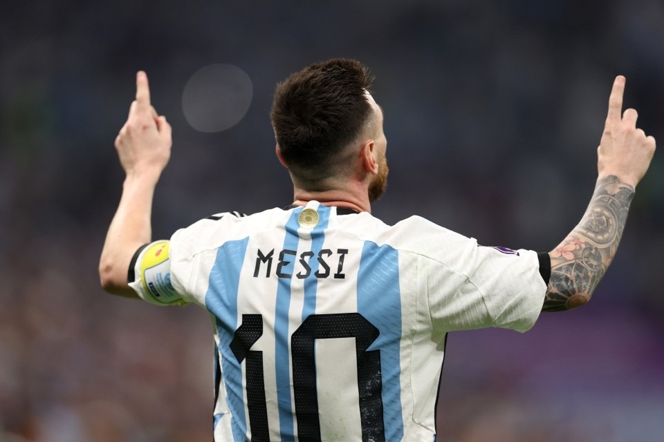 Số 10 huyền thoại: Messi chỉ tay lên trời, Mbappe khoanh tay trước ngực - 3