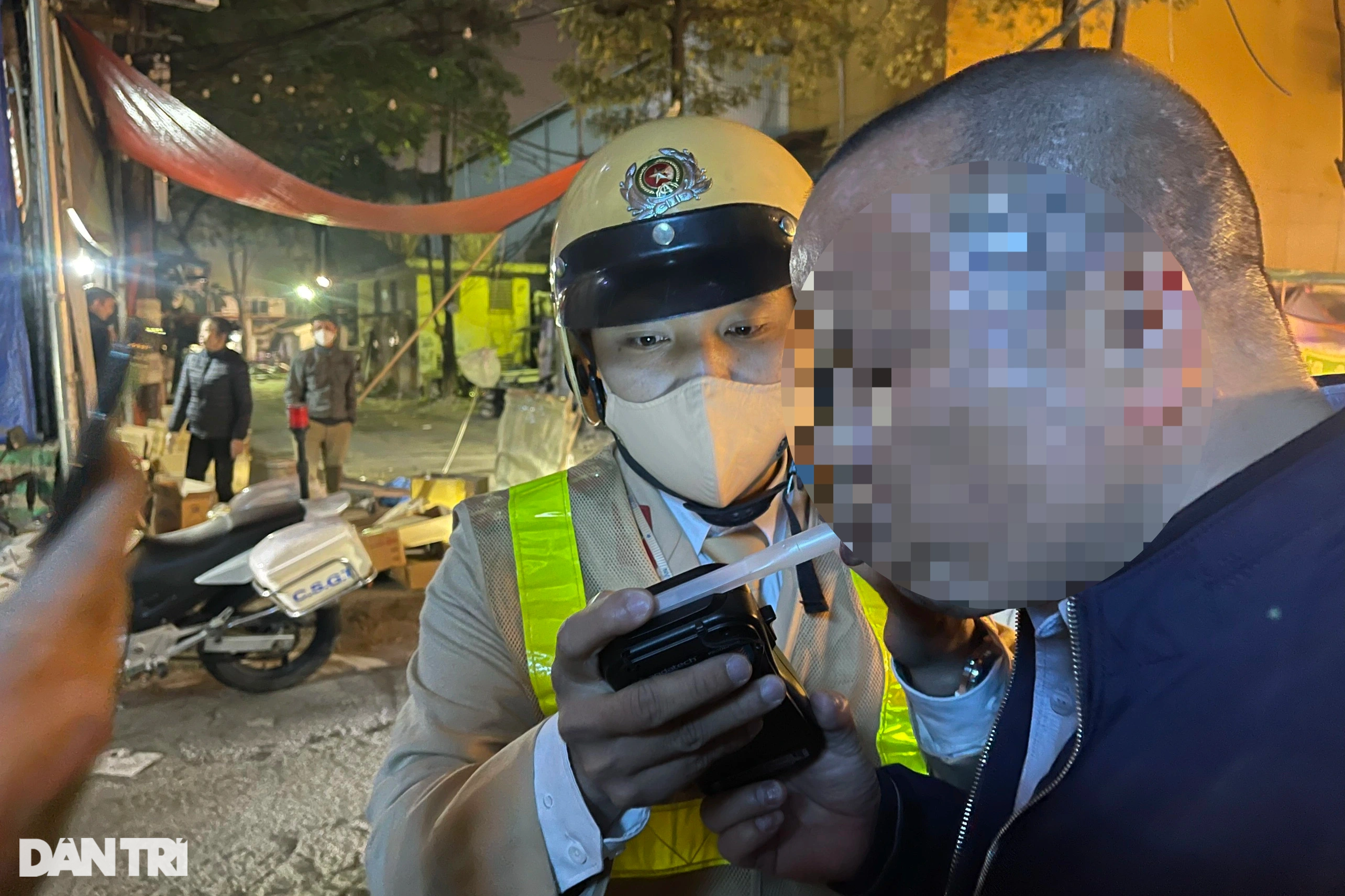 View - Tài xế bỏ chạy né chốt đo độ cồn, phân trần "anh uống chưa hết 2 cốc bia" | Báo Dân trí