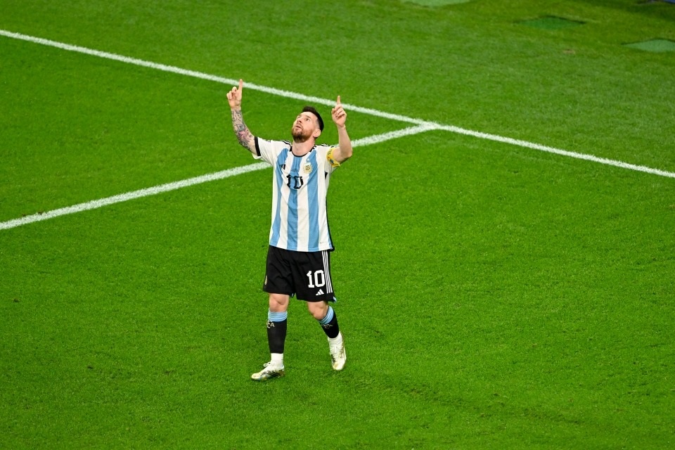 Số 10 huyền thoại: Messi chỉ tay lên trời, Mbappe khoanh tay trước ngực - 2