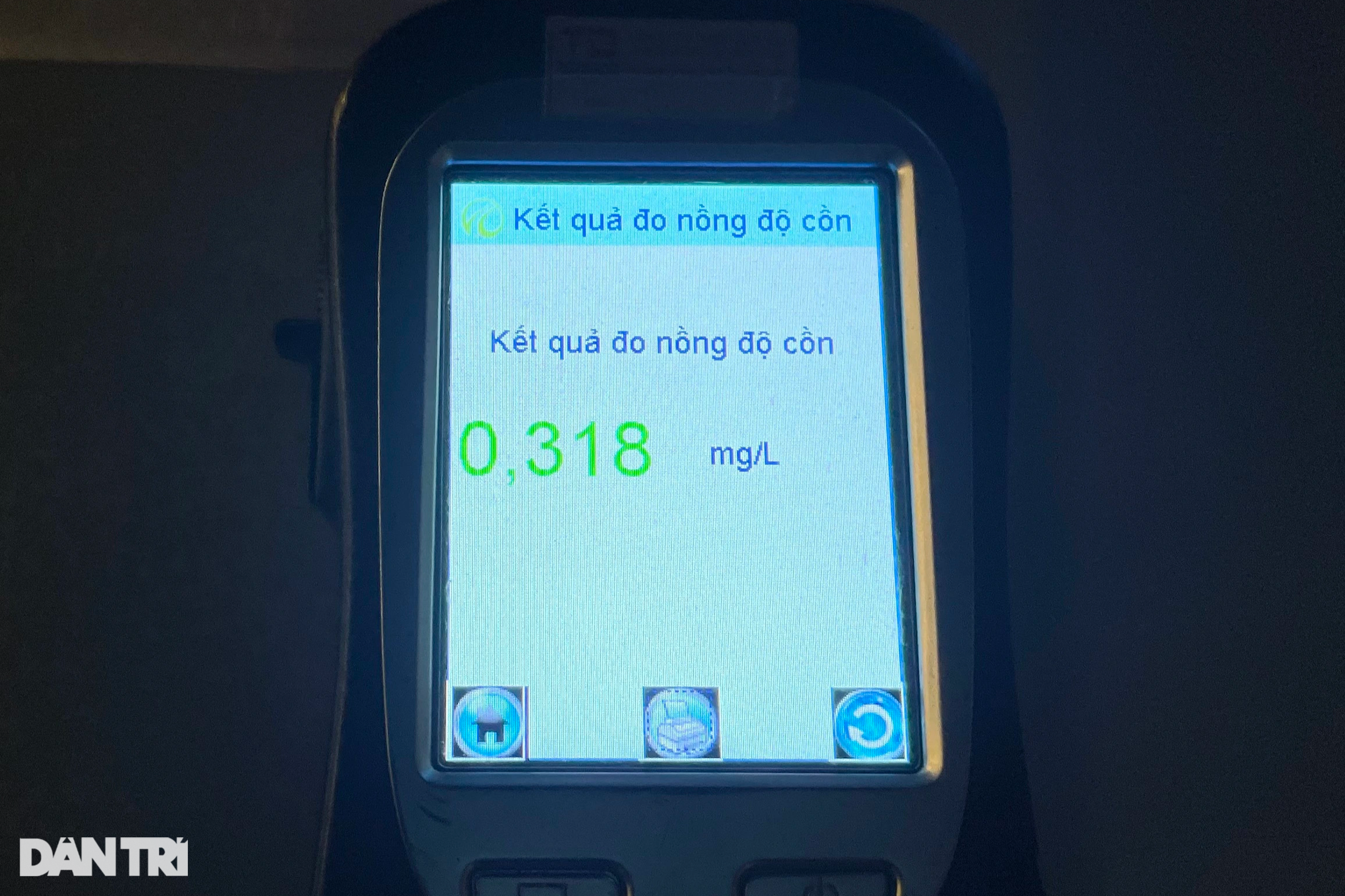 View - Tài xế bỏ chạy né chốt đo độ cồn, phân trần "anh uống chưa hết 2 cốc bia" | Báo Dân trí