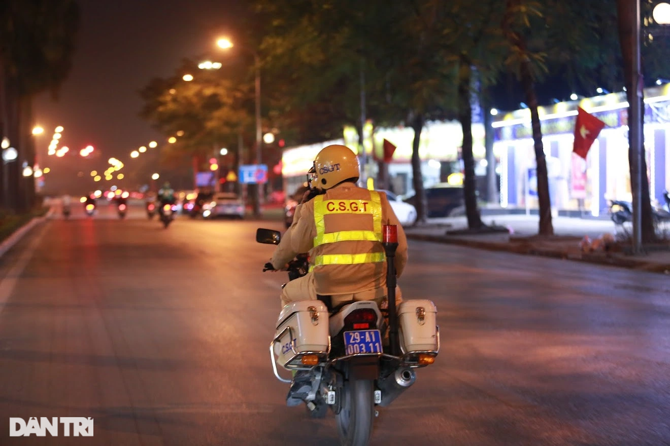 View - Tài xế bỏ chạy né chốt đo độ cồn, phân trần "anh uống chưa hết 2 cốc bia" | Báo Dân trí