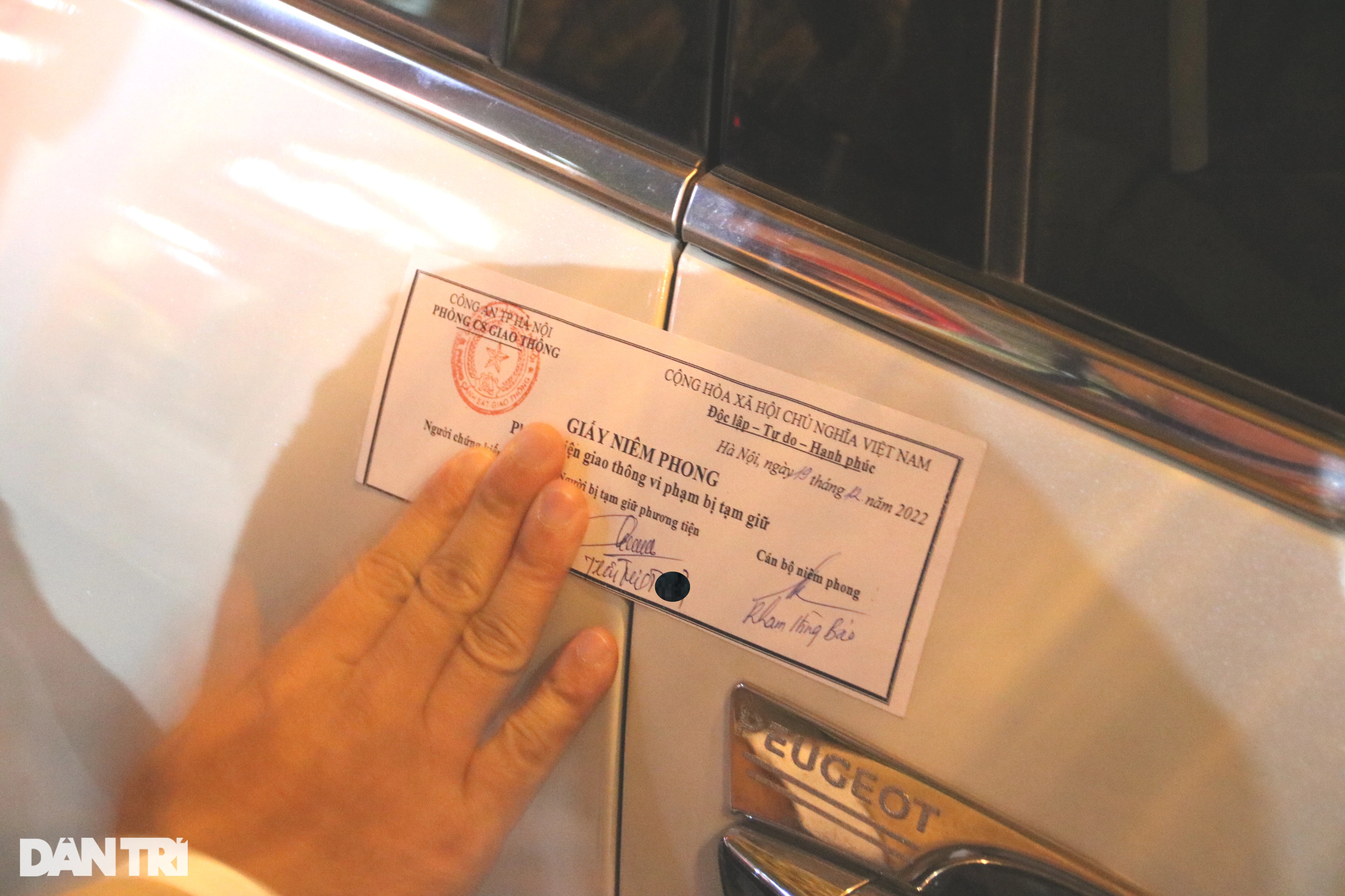 View - Tài xế bỏ chạy né chốt đo độ cồn, phân trần "anh uống chưa hết 2 cốc bia" | Báo Dân trí