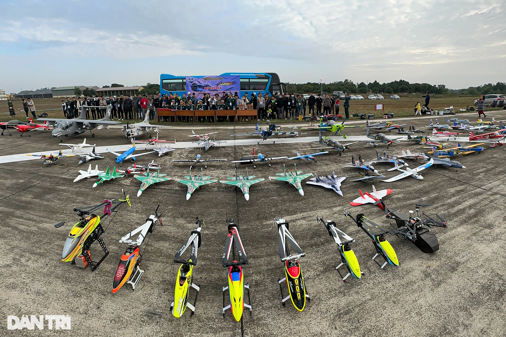 Mãn nhãn hơn 100 máy bay mô hình khủng biểu diễn bay, nhào lộn ở Hà Nội - 1
