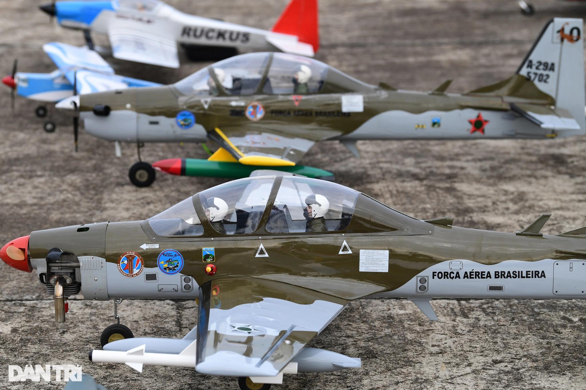 Mãn nhãn hơn 100 máy bay mô hình khủng biểu diễn bay, nhào lộn ở Hà Nội - 10