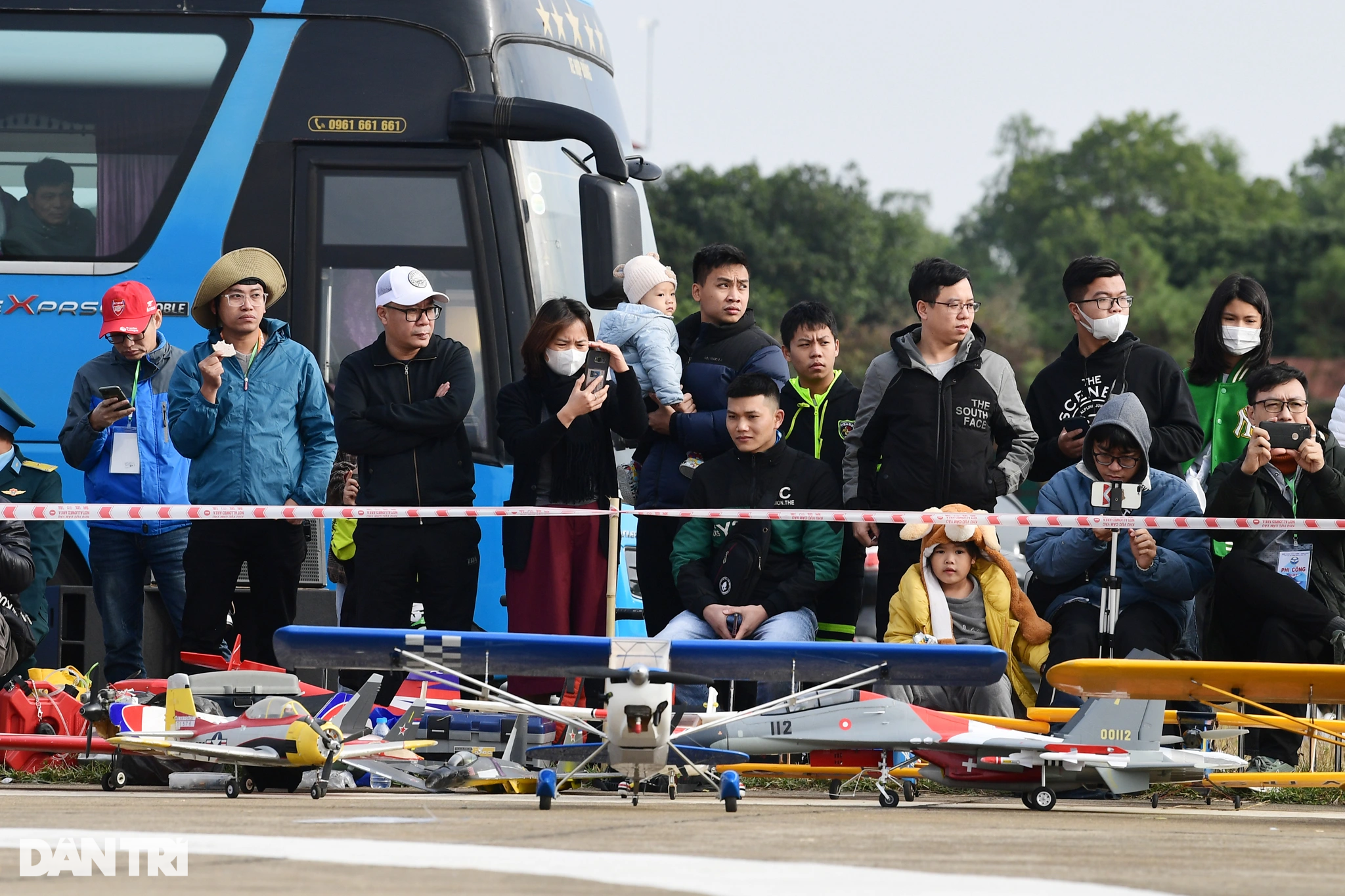 Mãn nhãn hơn 100 máy bay mô hình khủng biểu diễn bay, nhào lộn ở Hà Nội - 20