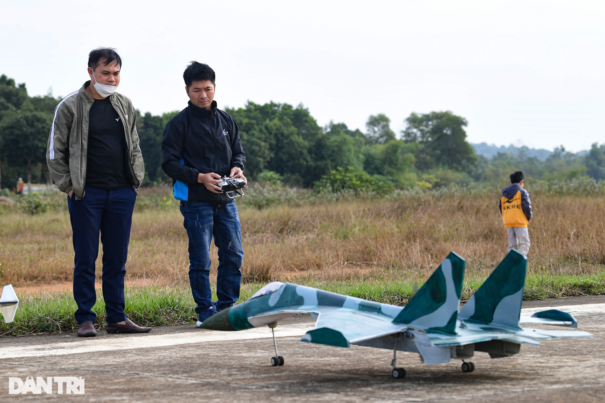 Mãn nhãn hơn 100 máy bay mô hình khủng biểu diễn bay, nhào lộn ở Hà Nội - 8