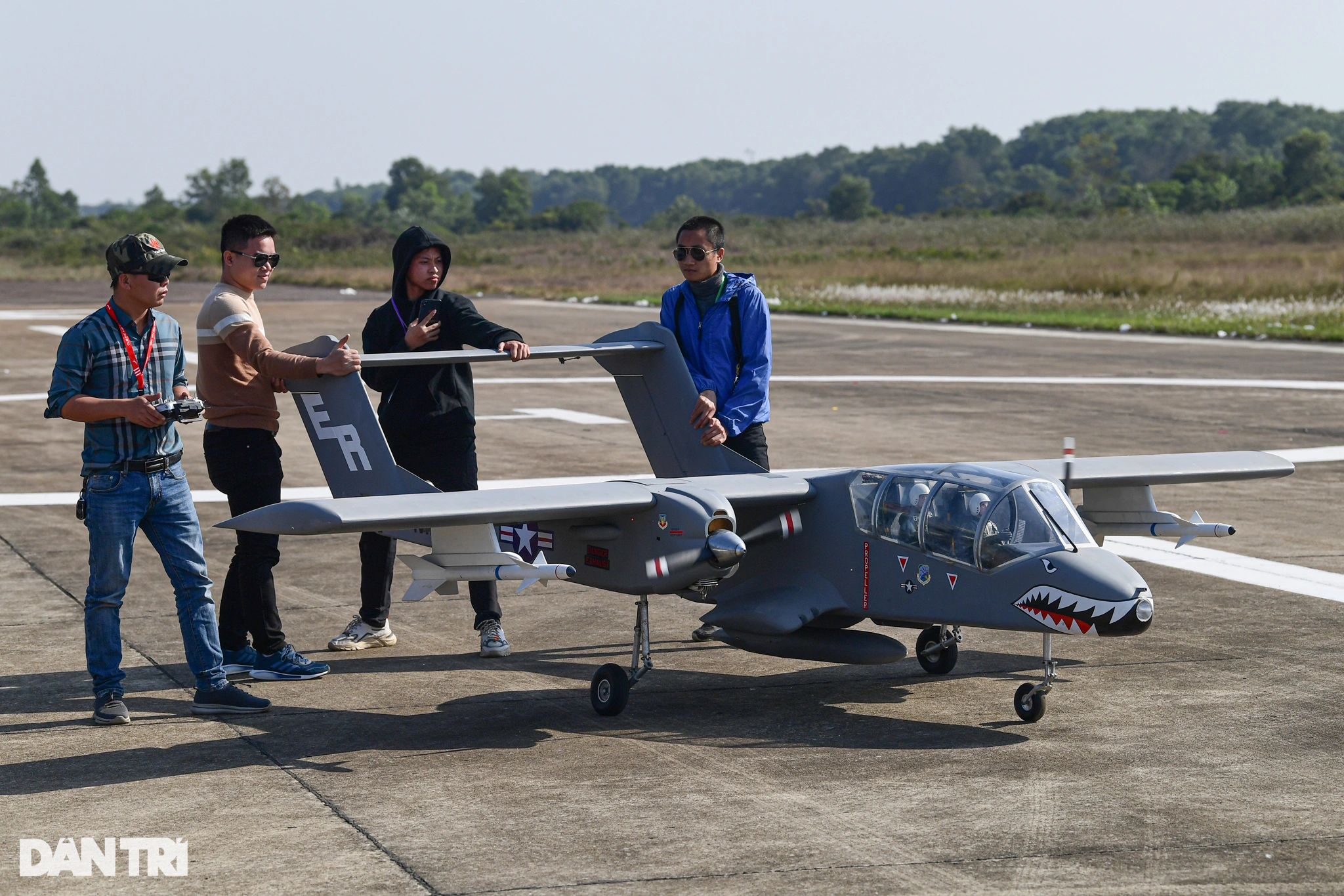 Mãn nhãn hơn 100 máy bay mô hình khủng biểu diễn bay, nhào lộn ở Hà Nội - 6