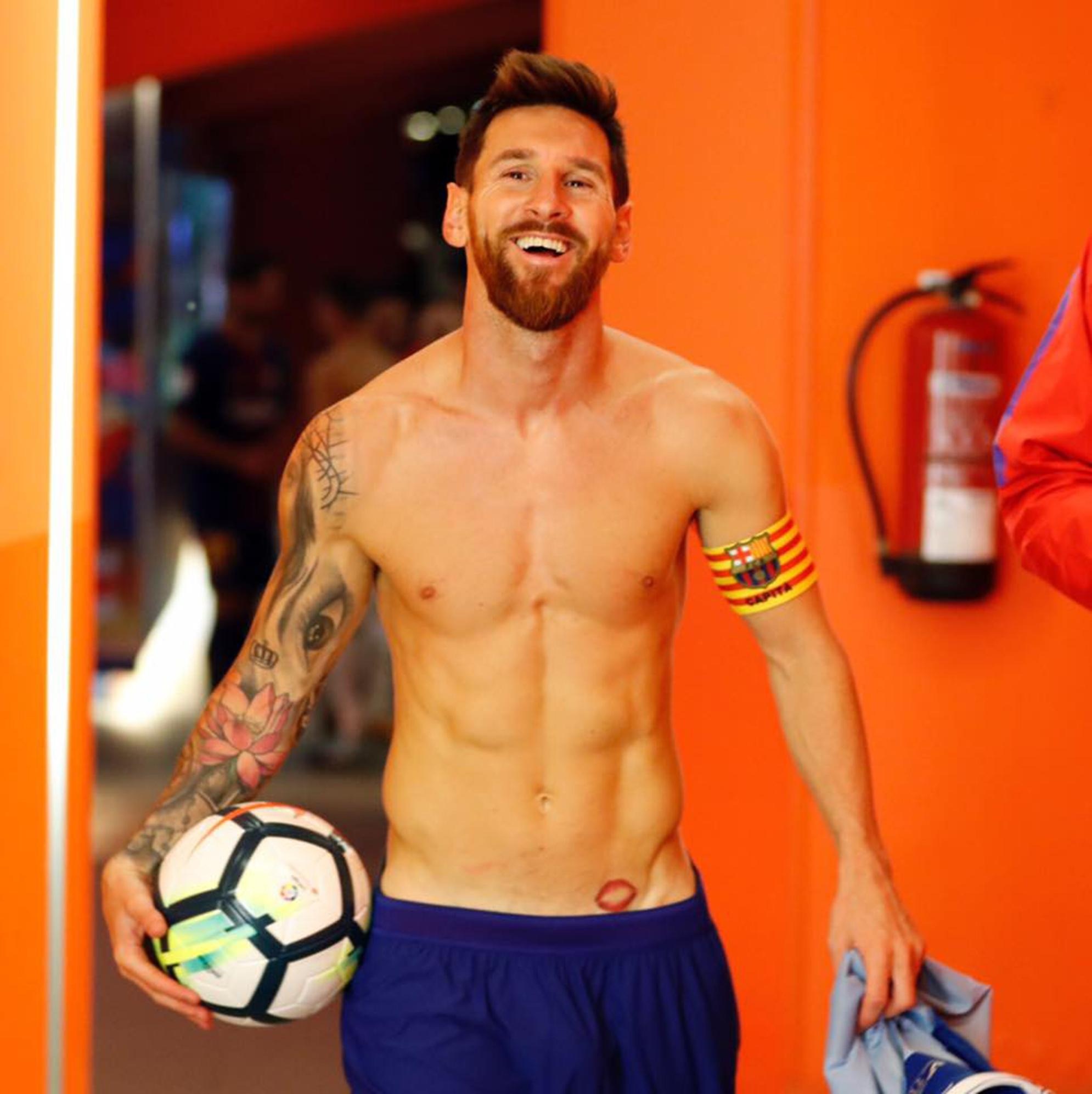 Giải mã hình xăm bông sen trên cánh tay Lionel Messi - 12