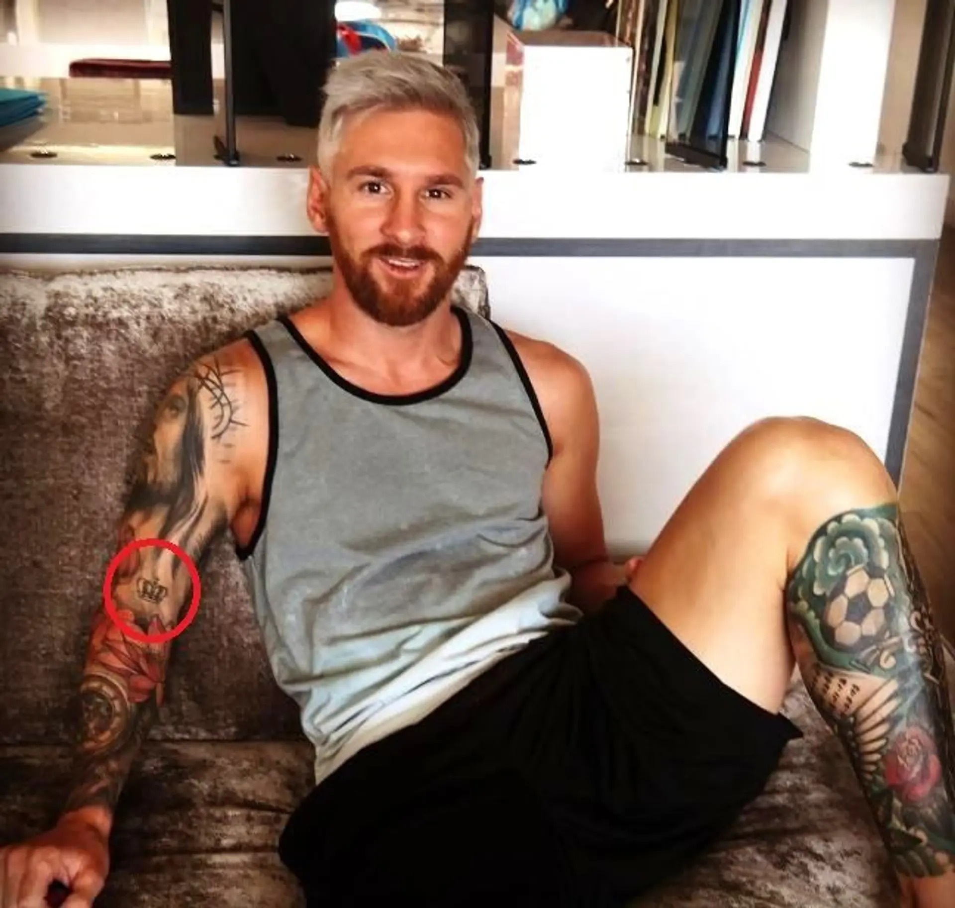 Giải mã hình xăm bông sen trên cánh tay Lionel Messi - 2