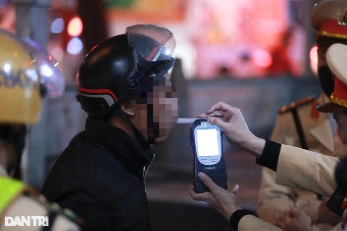 View - Tài xế bỏ chạy né chốt đo độ cồn, phân trần "anh uống chưa hết 2 cốc bia" | Báo Dân trí