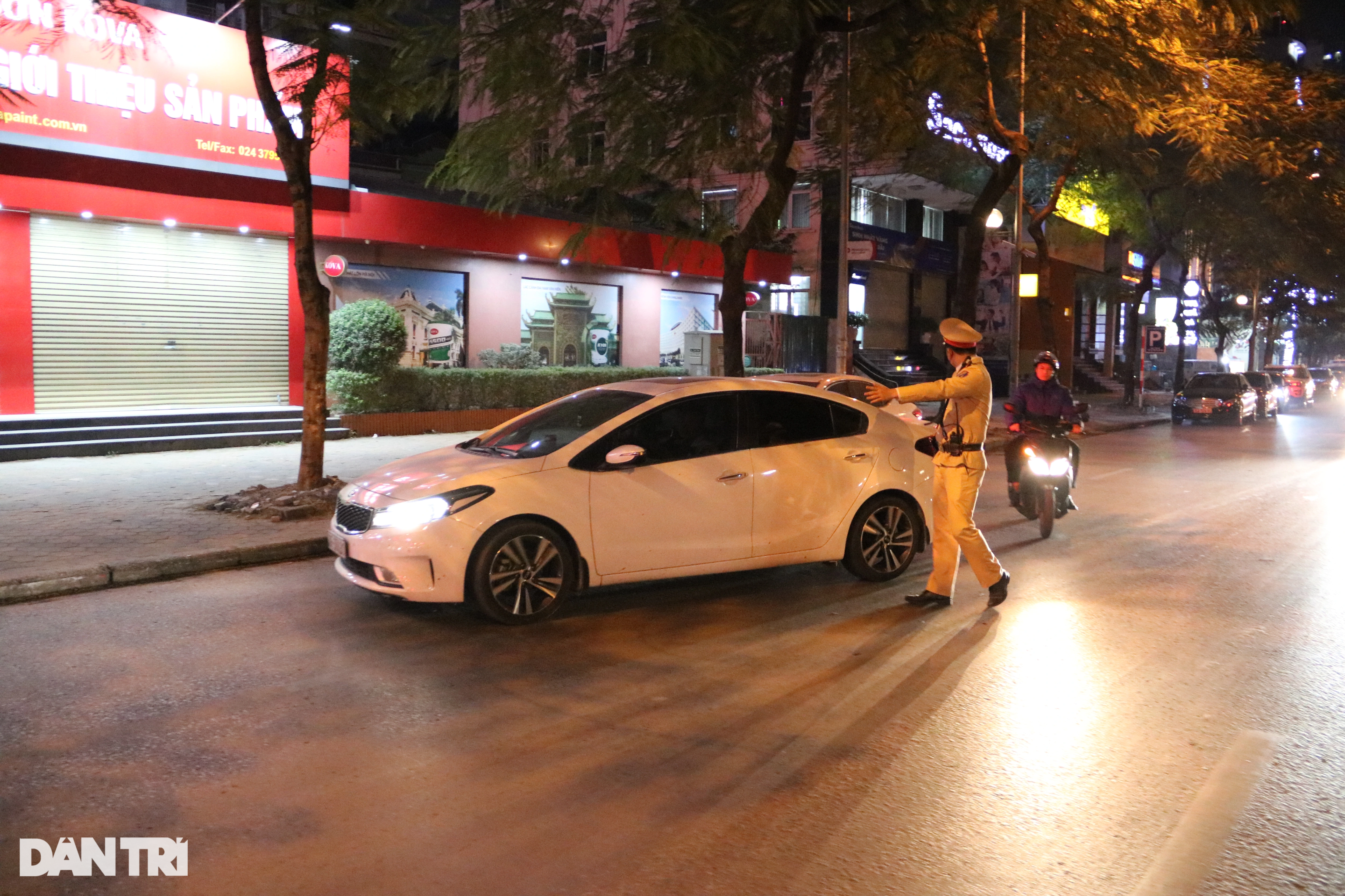 View - Tài xế bỏ chạy né chốt đo độ cồn, phân trần "anh uống chưa hết 2 cốc bia" | Báo Dân trí