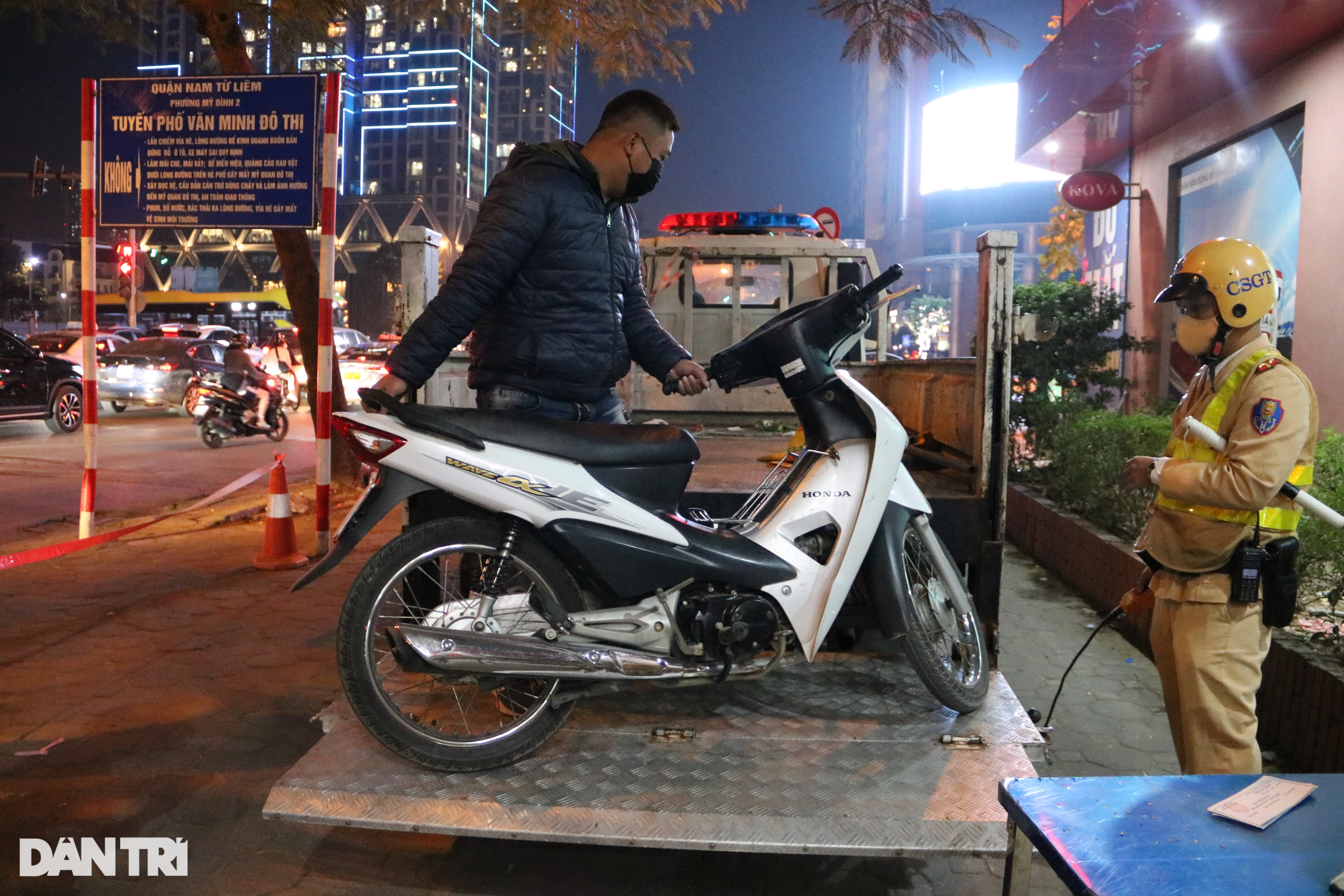 View - Tài xế bỏ chạy né chốt đo độ cồn, phân trần "anh uống chưa hết 2 cốc bia" | Báo Dân trí