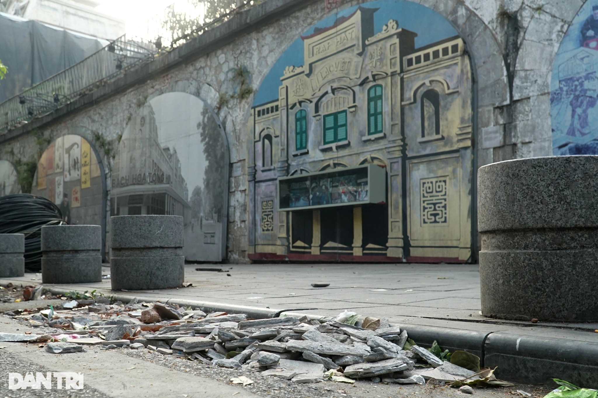 Tranh bích họa phố Phùng Hưng được phục hồi sau thời gian dài xuống cấp - 2