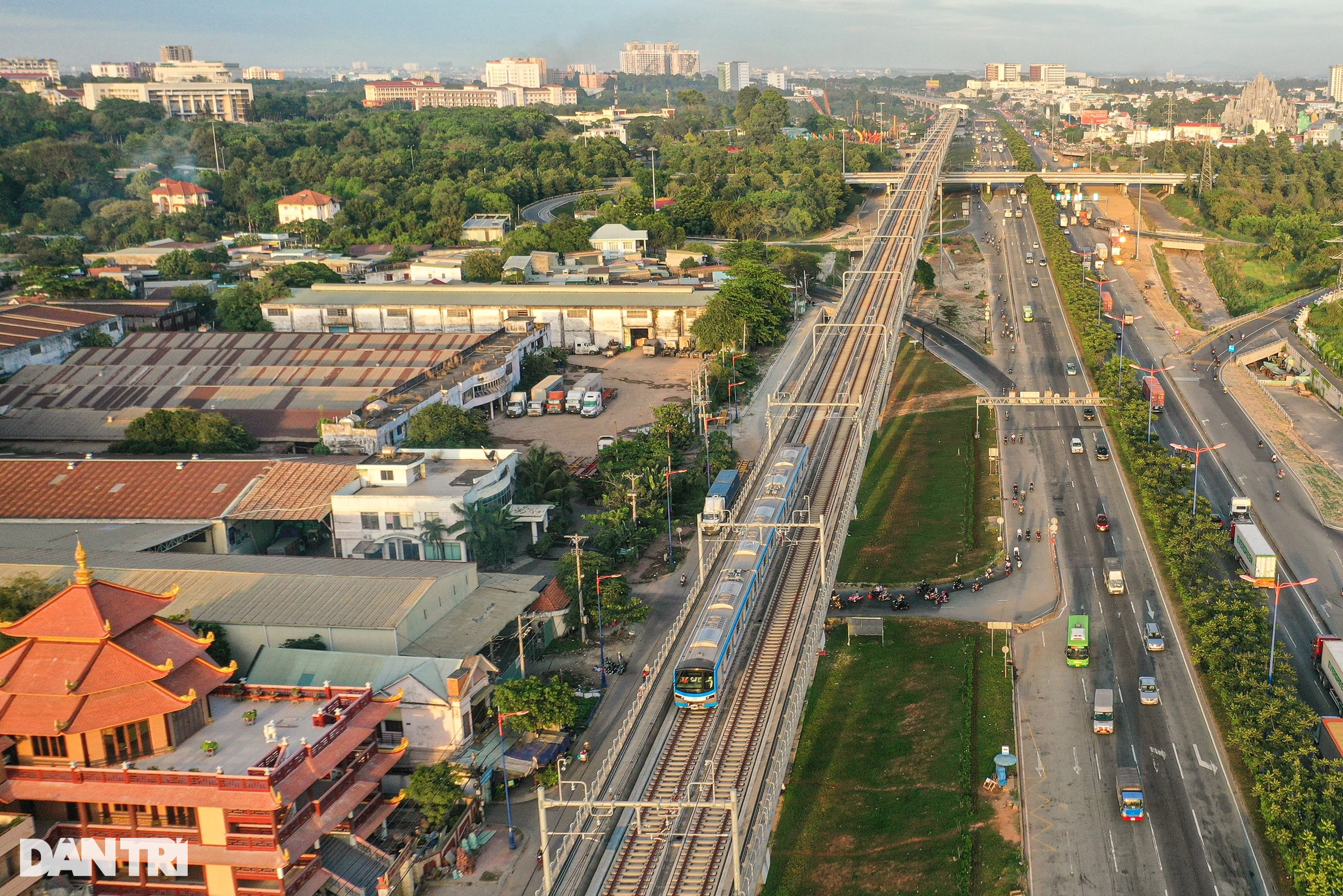 Người dân TPHCM hào hứng thử nghiệm tàu metro số 1 Bến Thành - Suối Tiên - 16