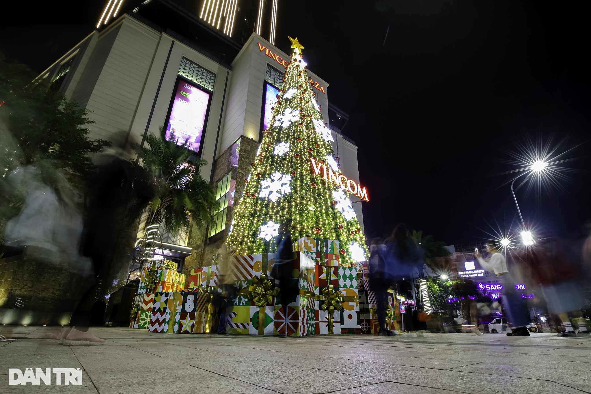Người dân xứ Huế đổ ra đường đón Noel sớm - 11 Người dân xứ Huế đổ ra đường đón Noel sớm - 11
