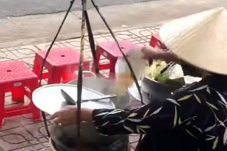 Vụ đổ thức ăn thừa vào nồi để bán lại cho khách: Chủ gánh hàng bỏ chạy - 1