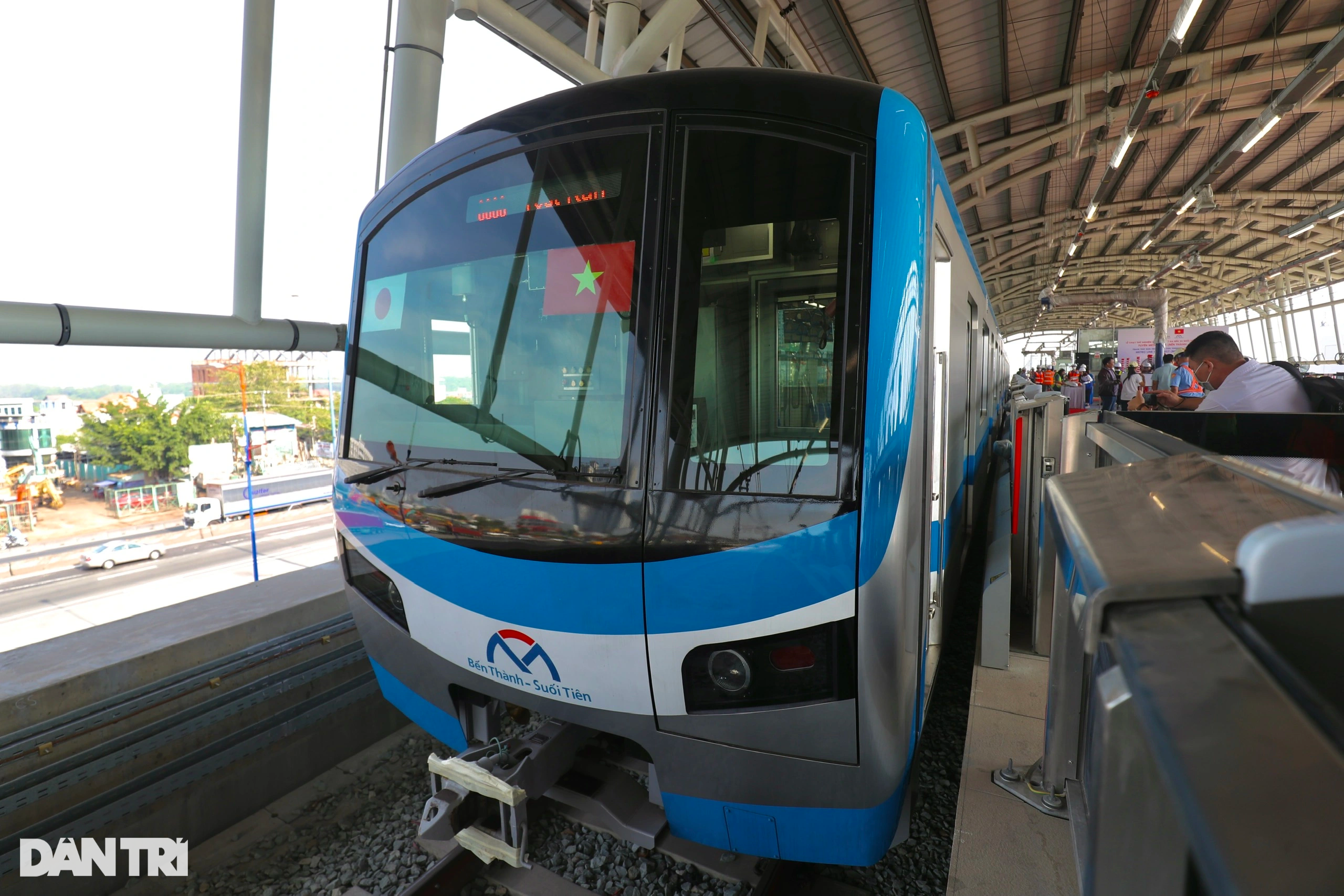 Người dân TPHCM hào hứng thử nghiệm tàu metro số 1 Bến Thành - Suối Tiên - 3