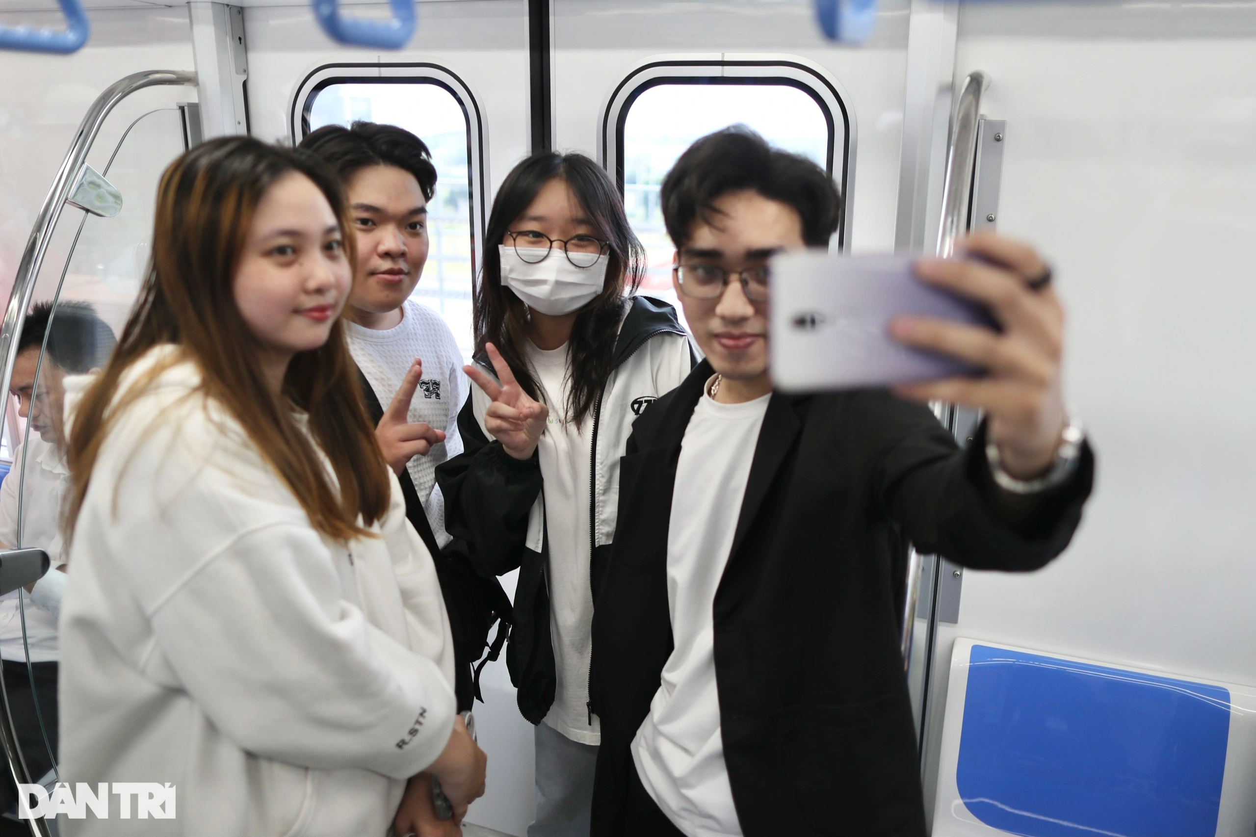 Người dân TPHCM hào hứng thử nghiệm tàu metro số 1 Bến Thành - Suối Tiên - 14