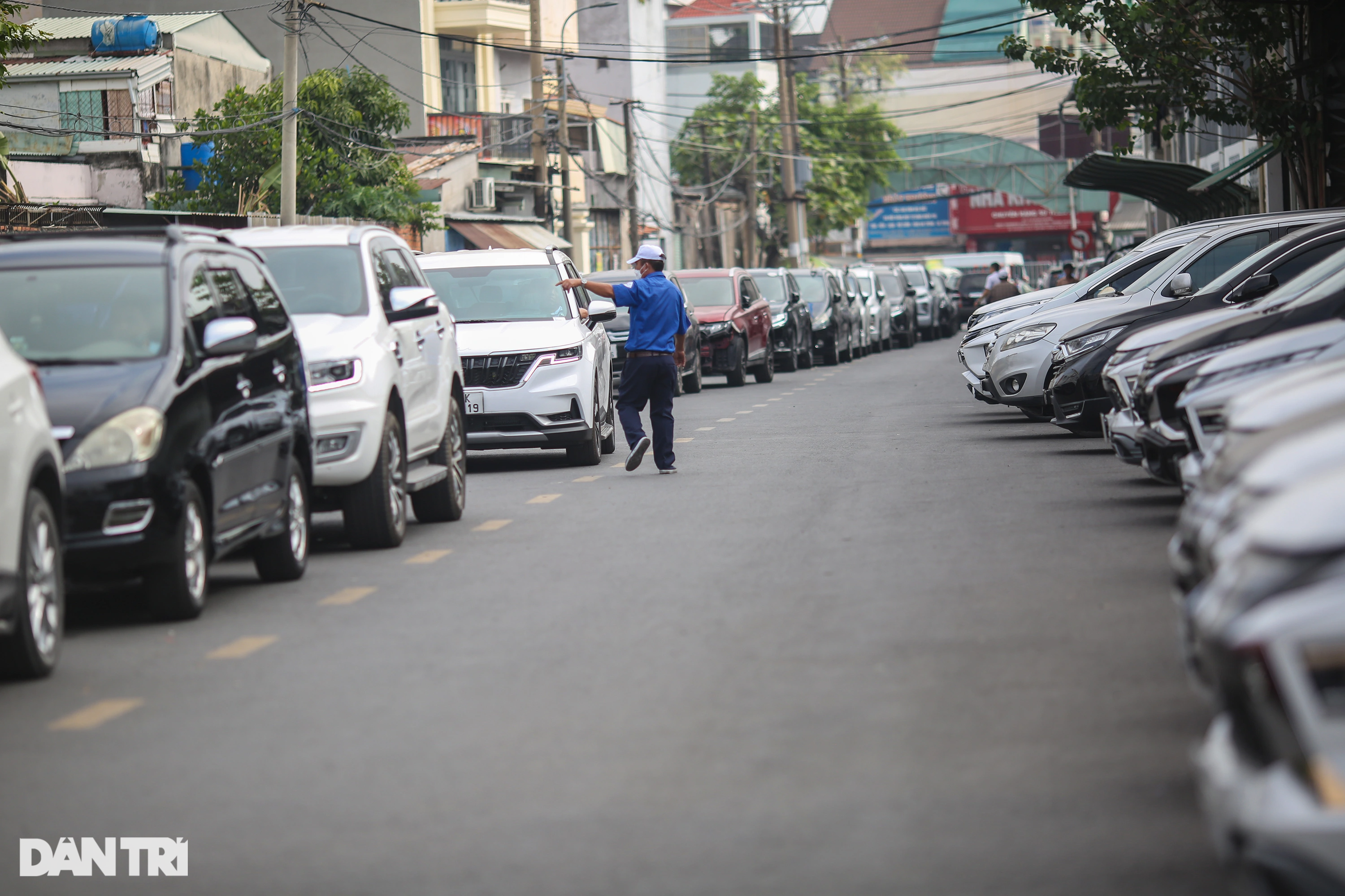 Tài xế TPHCM vật vờ, xếp hàng từ 4 giờ sáng để chờ làm đăng kiểm - 14