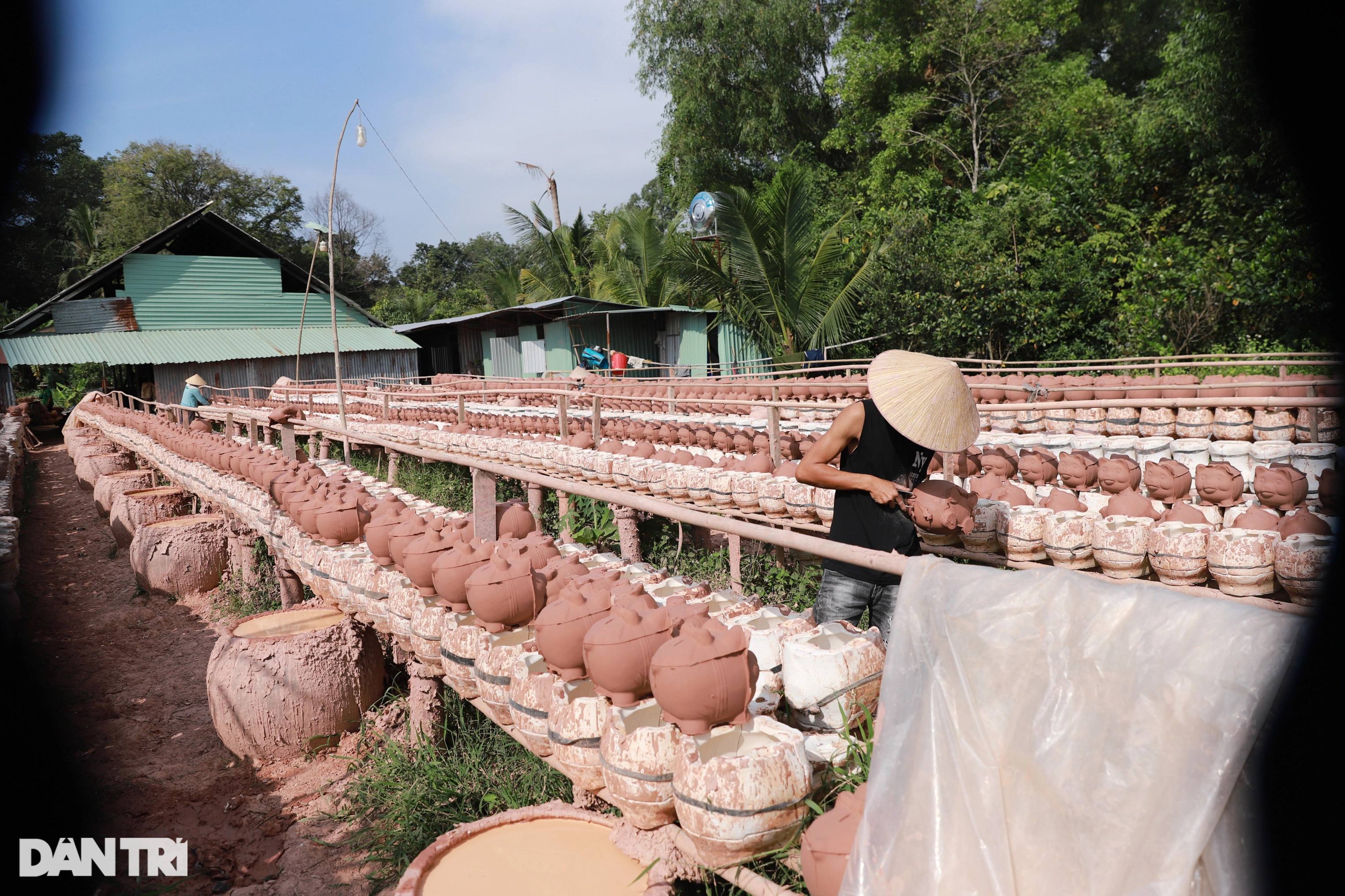 Lò nung tượng mèo đất tất bật ngày cận Tết Quý Mão - 1