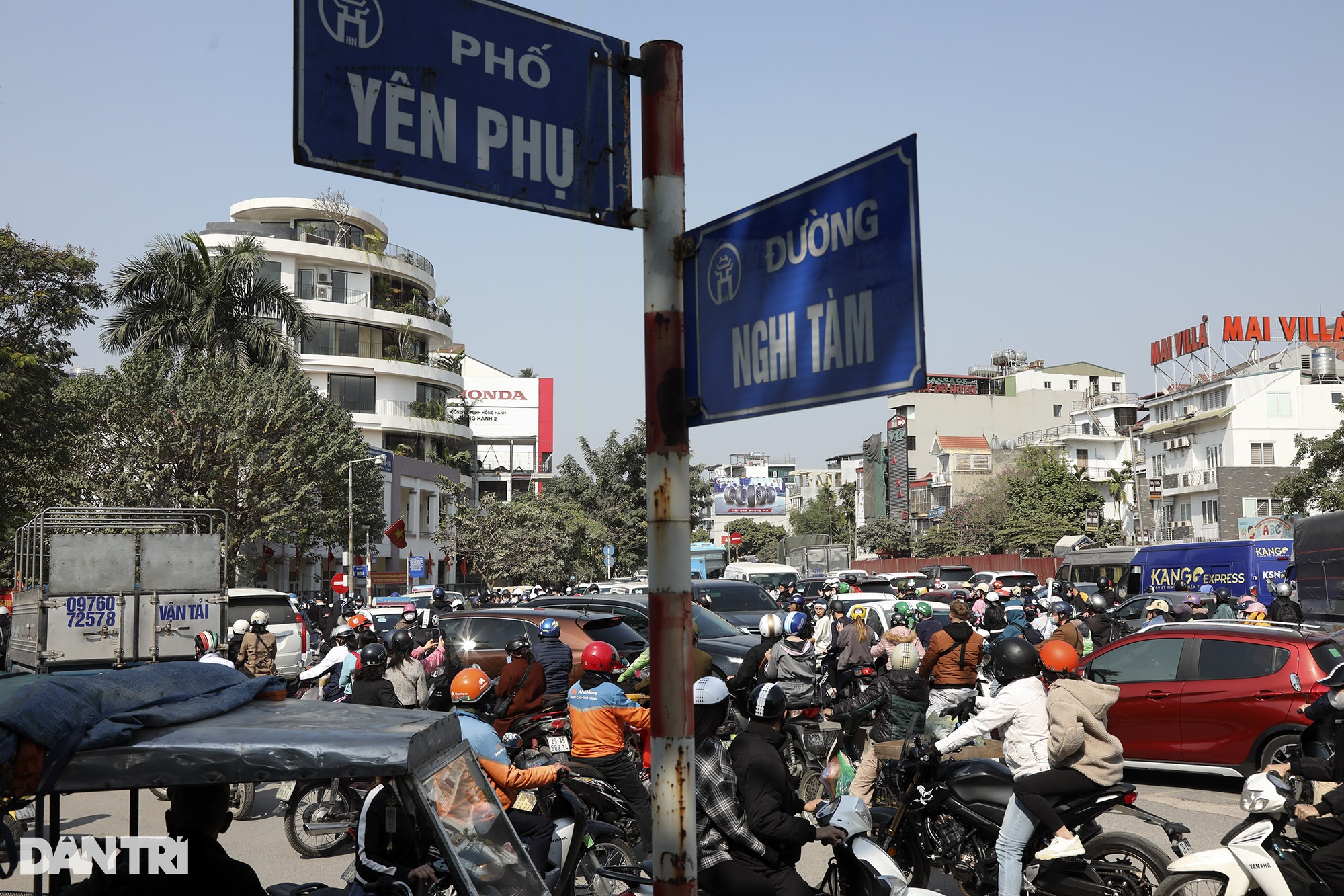 Mọi ngả đường hướng về phủ Tây Hồ tắc cứng, người đi lễ đông nghịt - 1 Mọi ngả đường hướng về phủ Tây Hồ tắc cứng, người đi lễ đông nghịt - 1