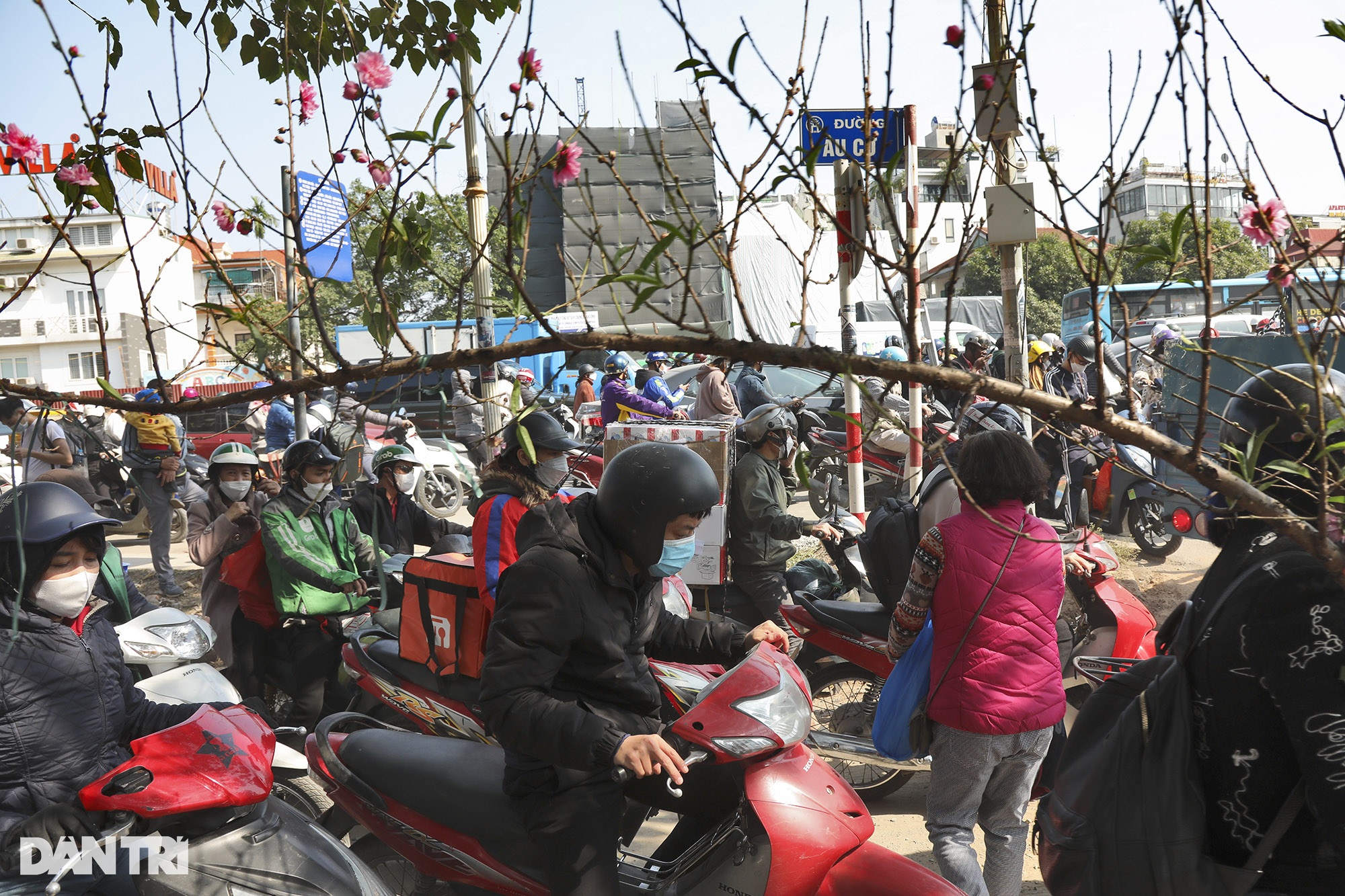 Mọi ngả đường hướng về phủ Tây Hồ tắc cứng, người đi lễ đông nghịt - 4 Mọi ngả đường hướng về phủ Tây Hồ tắc cứng, người đi lễ đông nghịt - 4