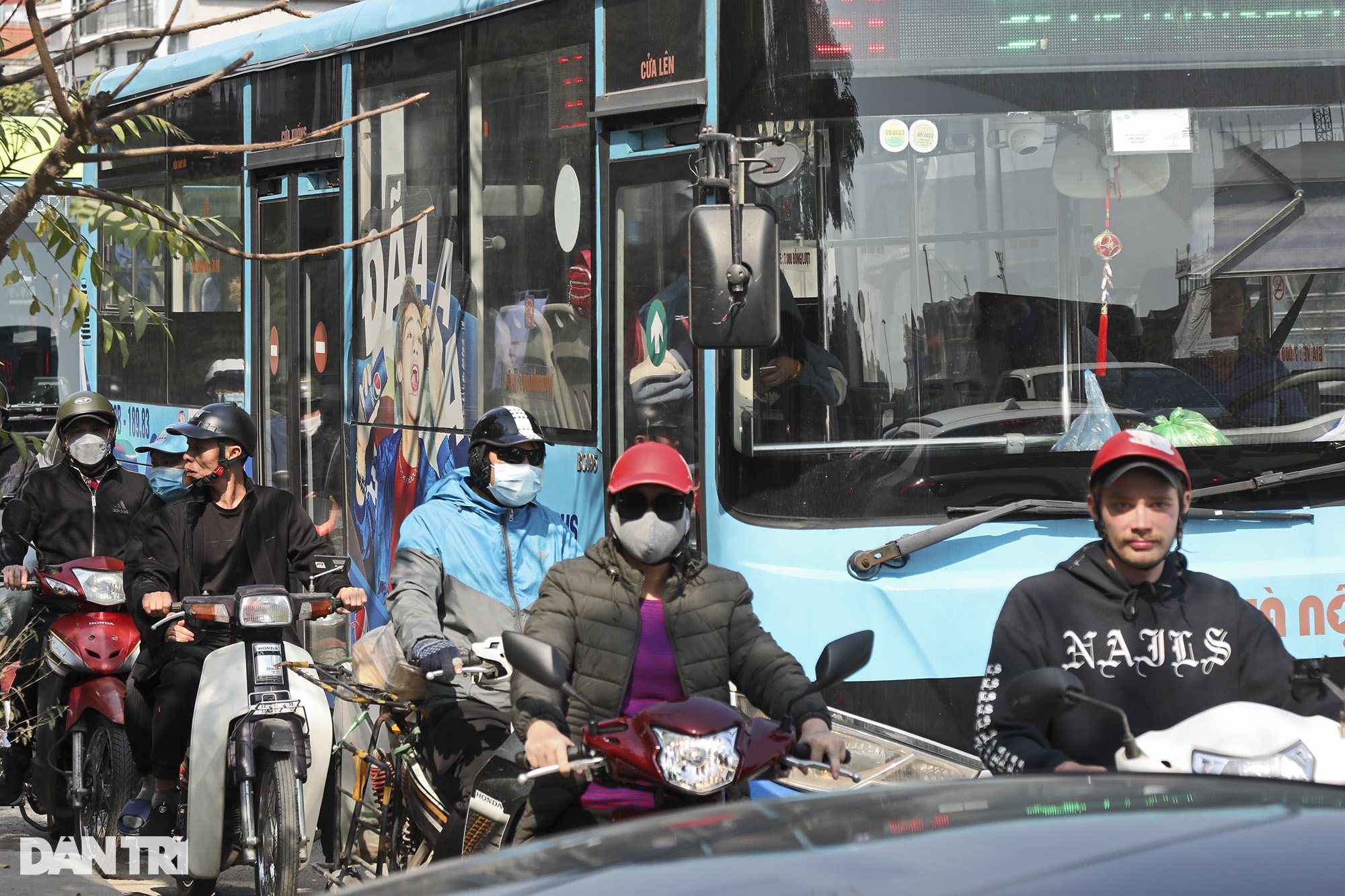 Mọi ngả đường hướng về phủ Tây Hồ tắc cứng, người đi lễ đông nghịt - 6 Mọi ngả đường hướng về phủ Tây Hồ tắc cứng, người đi lễ đông nghịt - 6