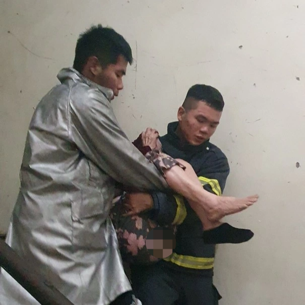 Giải cứu 11 người trong vụ cháy chung cư ở Hà Nội - 5
