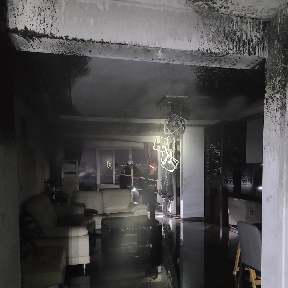 Giải cứu 11 người trong vụ cháy chung cư ở Hà Nội - 1