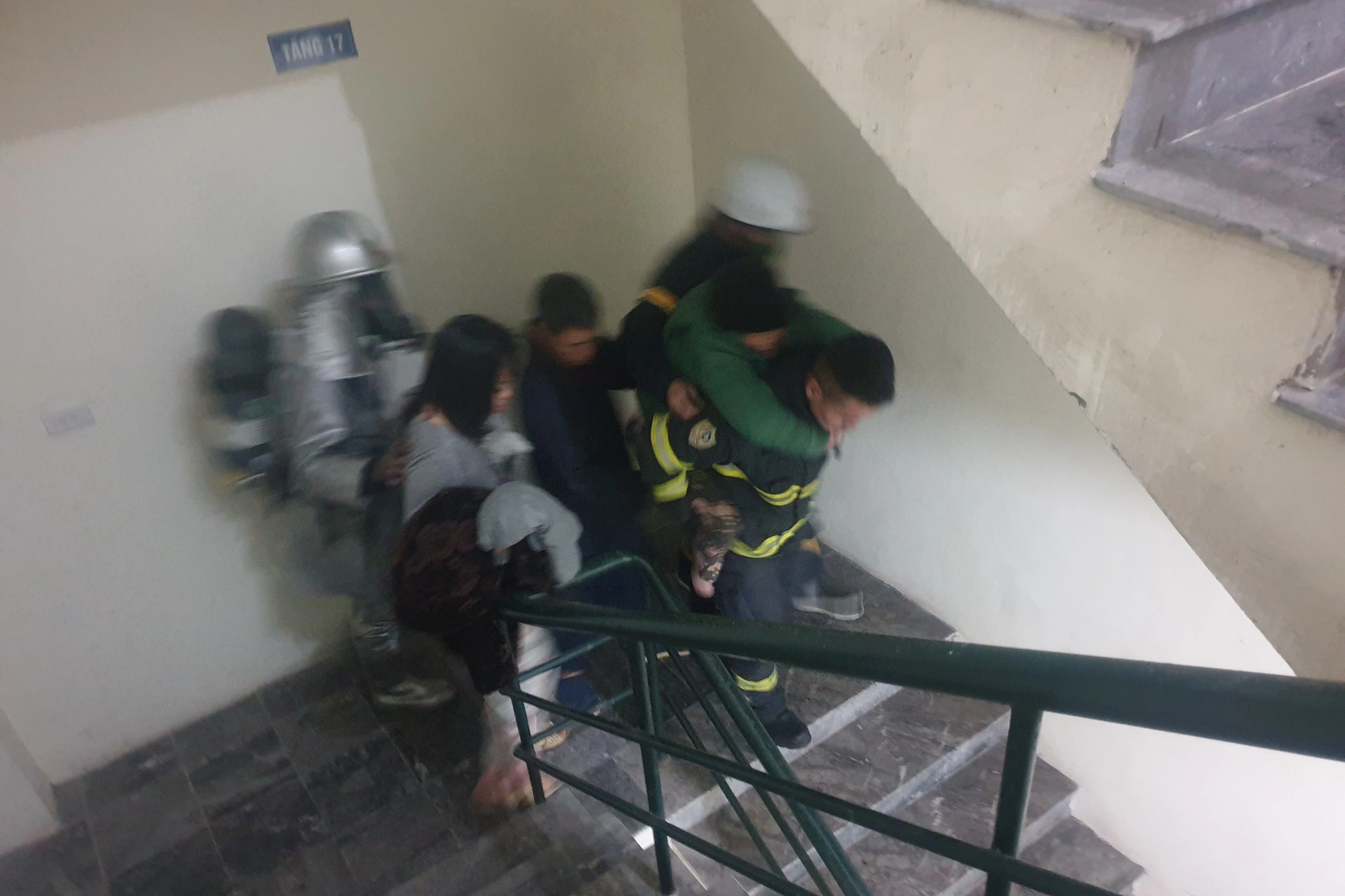 Giải cứu 11 người trong vụ cháy chung cư ở Hà Nội - 4