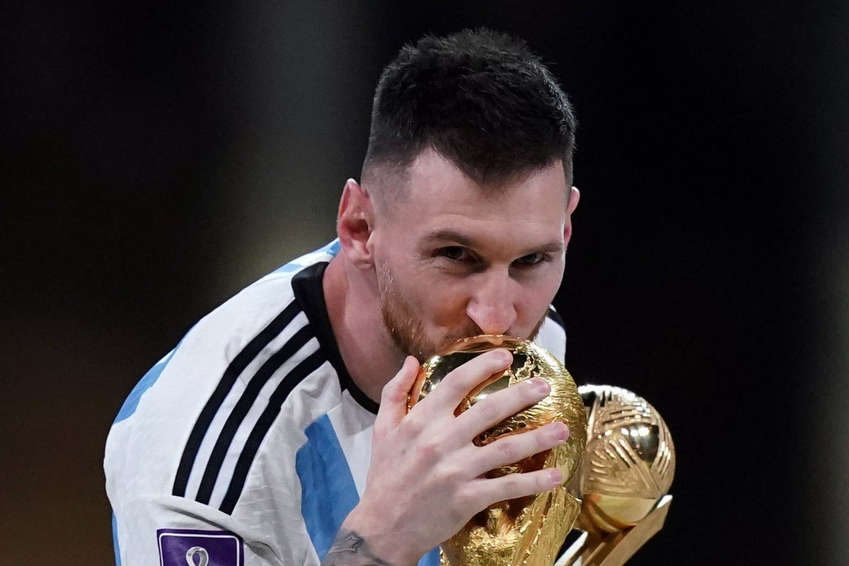 Đội hình xuất sắc nhất bóng đá thế giới 2022: Messi sáng rực rỡ - 9
