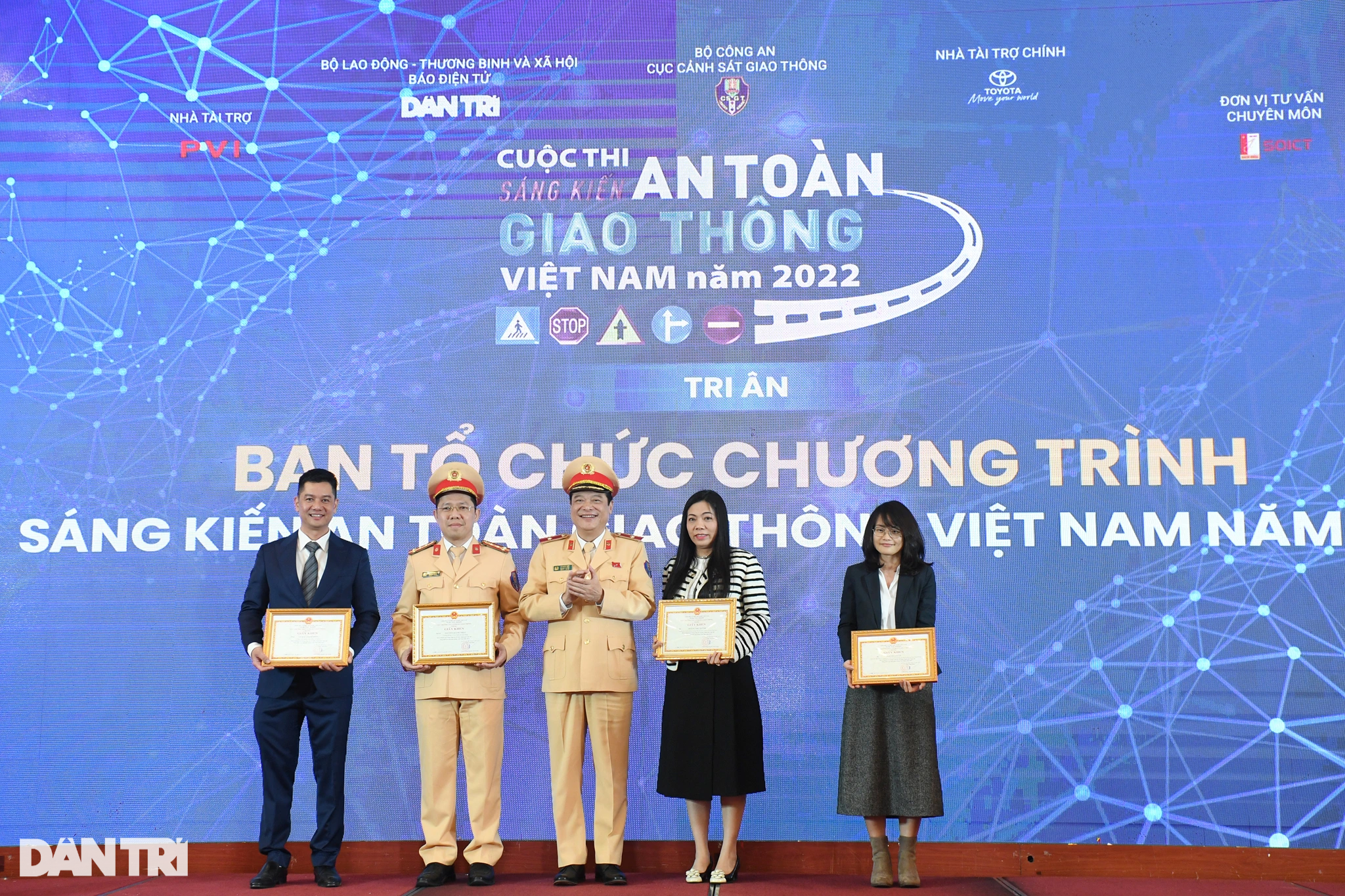 View - Toàn cảnh Lễ trao giải Cuộc thi Sáng kiến an toàn giao thông Việt Nam 2022 | Báo Dân trí