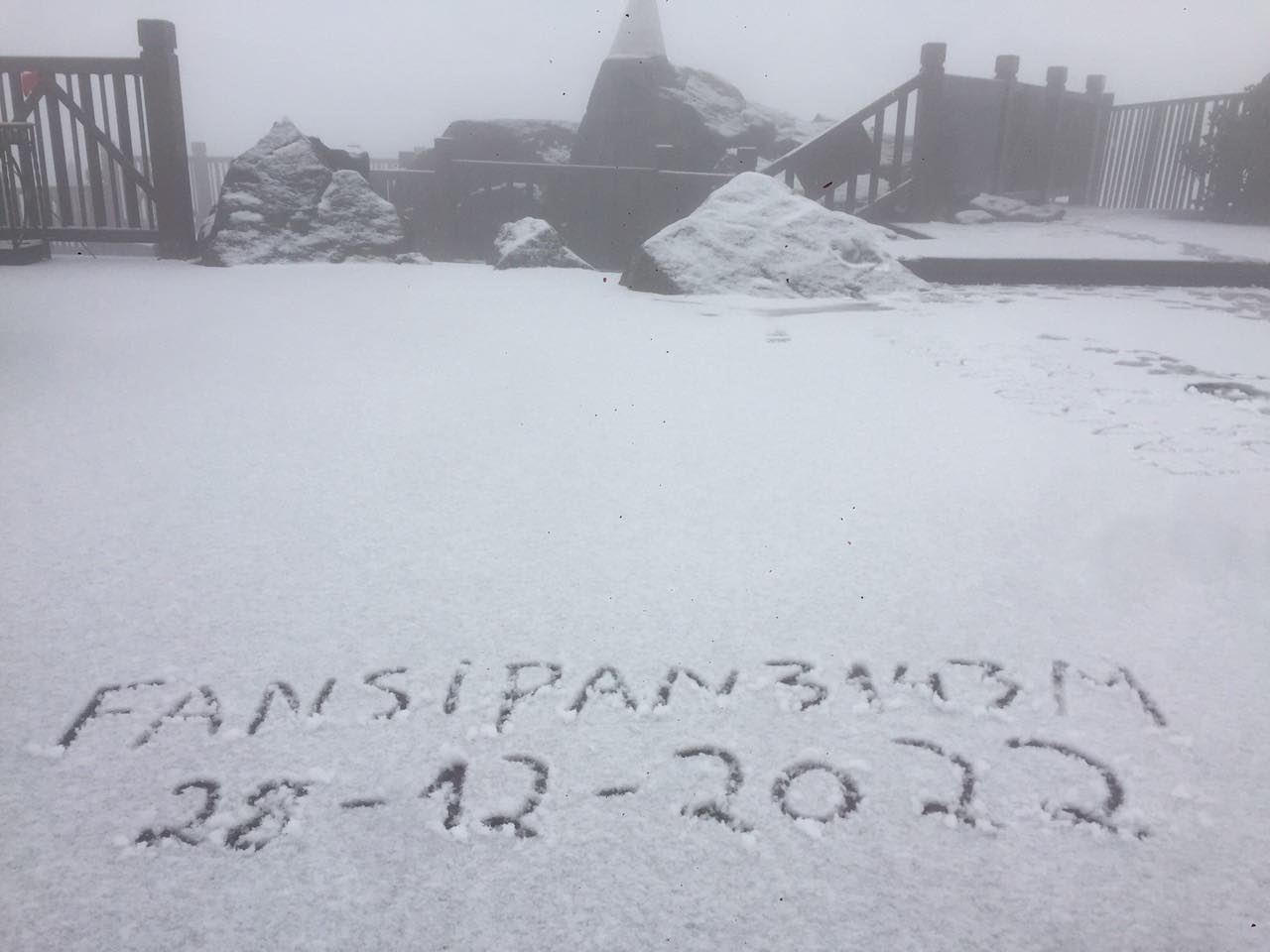 Tuyết rơi phủ trắng đỉnh Fansipan - 1