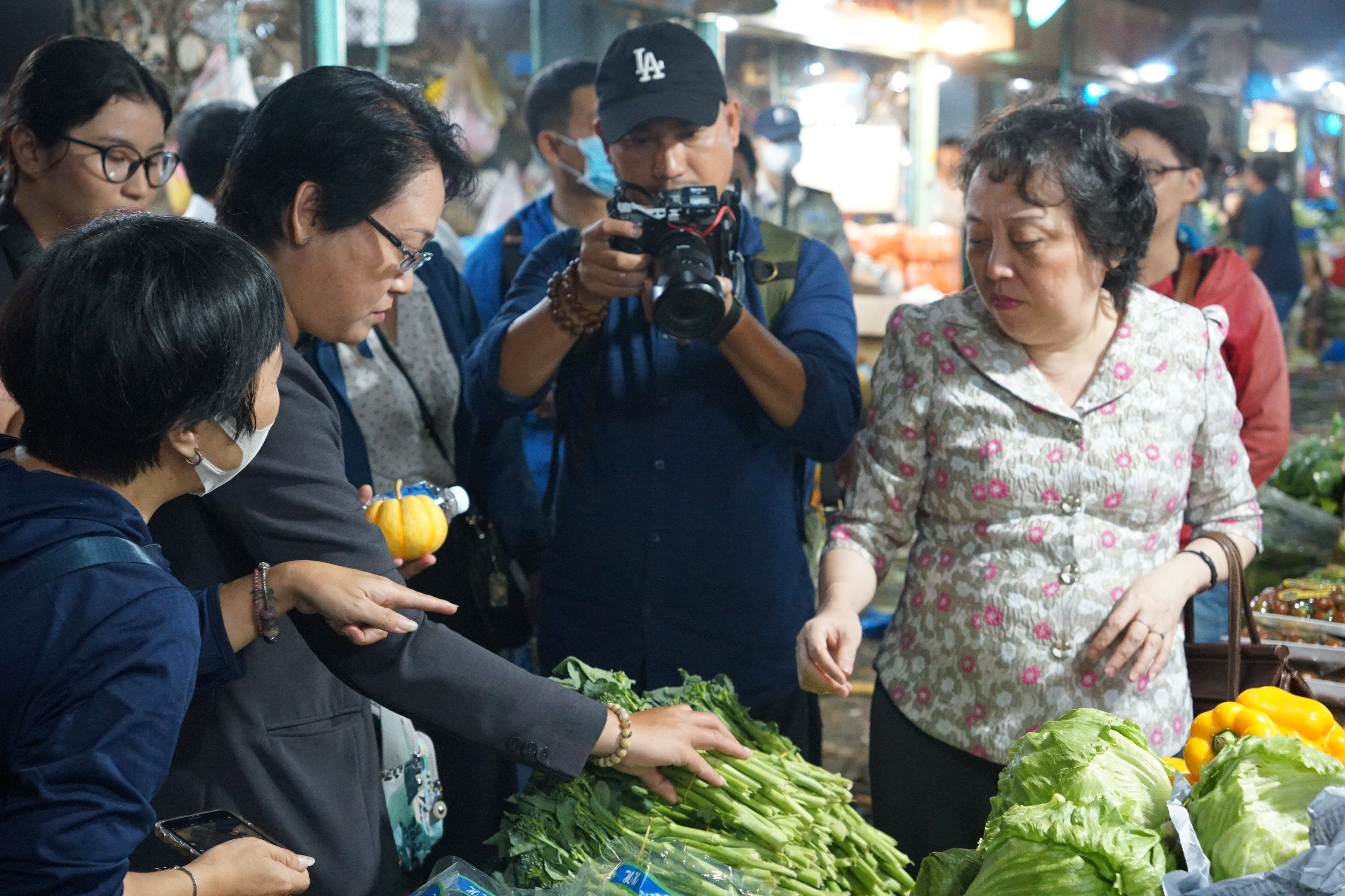Rất nhiều người bán thực phẩm bất hợp pháp ngoài chợ Hóc Môn, Thủ Đức - 4