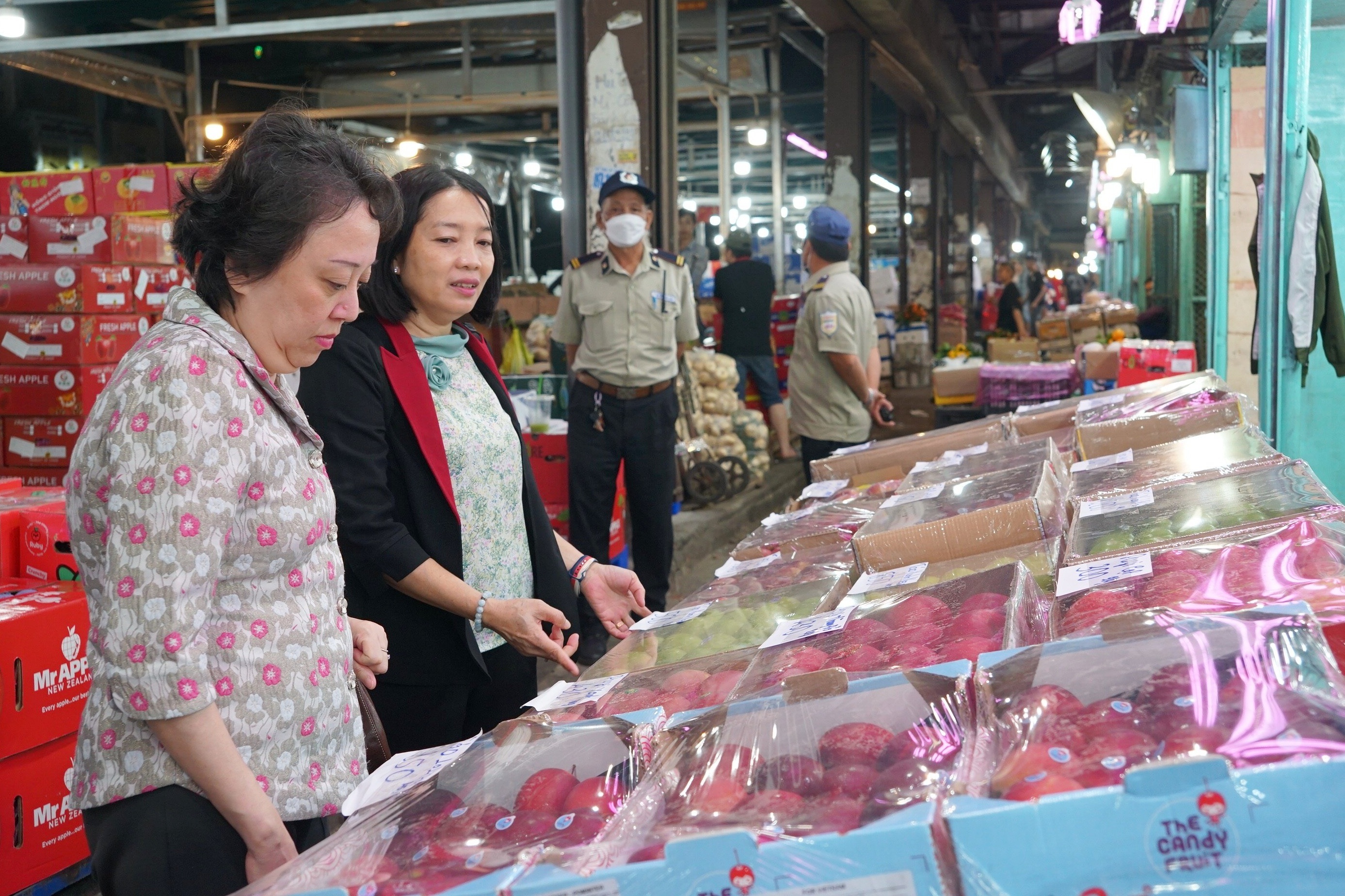 Rất nhiều người bán thực phẩm bất hợp pháp ngoài chợ Hóc Môn, Thủ Đức - 1
