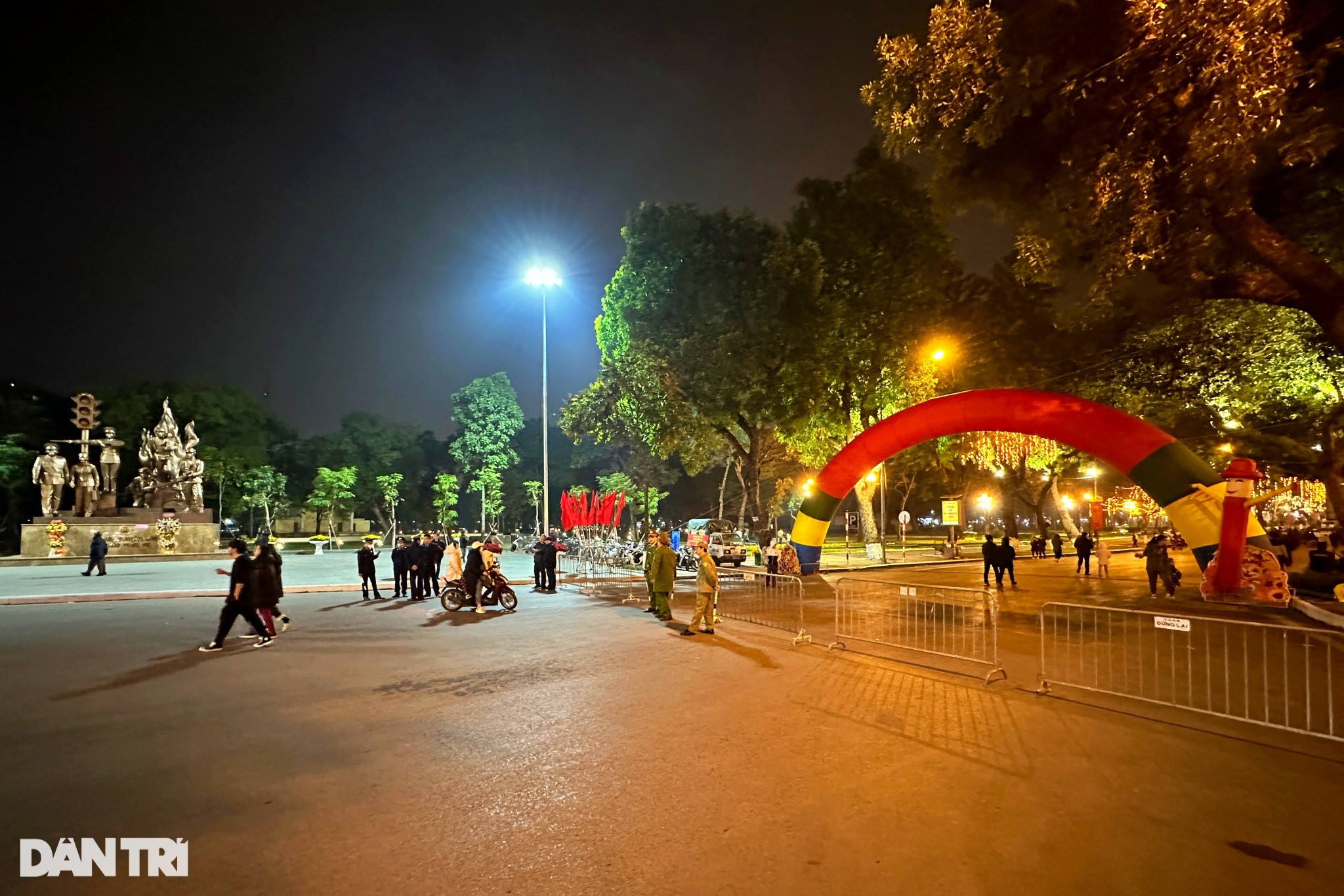 Khám phá phố đi bộ mới vừa khai trương tại công viên Thống Nhất ở Hà Nội - 2