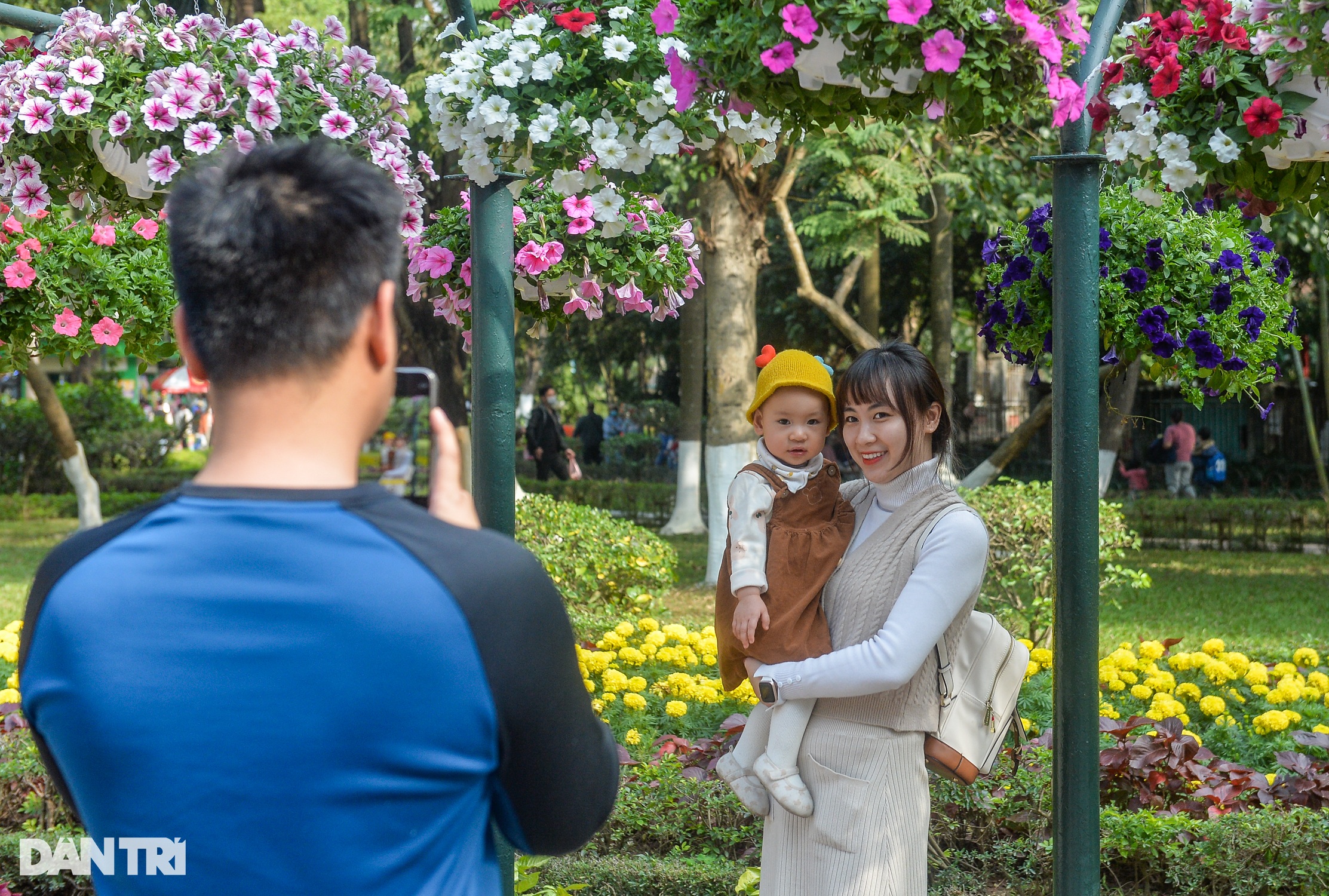 Hà Nội: Công viên Thủ Lệ đông đúc trong ngày đầu năm mới - 7