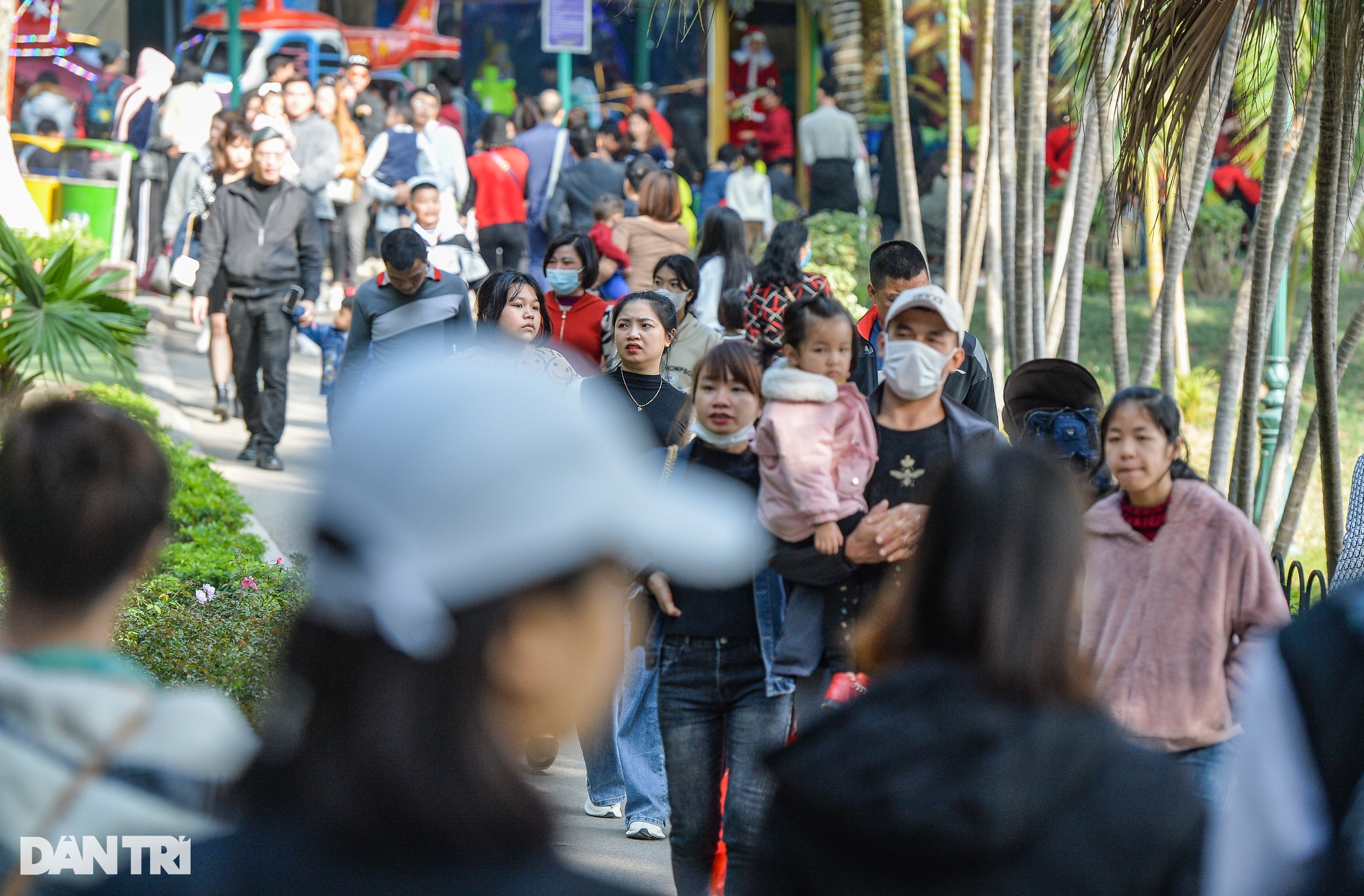 Hà Nội: Công viên Thủ Lệ đông đúc trong ngày đầu năm mới - 1