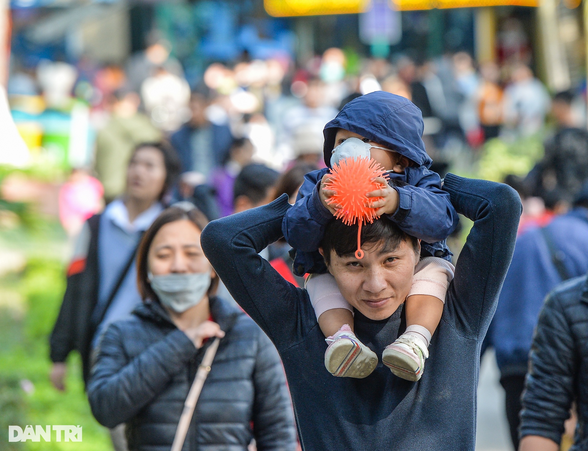 Hà Nội: Công viên Thủ Lệ đông đúc trong ngày đầu năm mới - 4