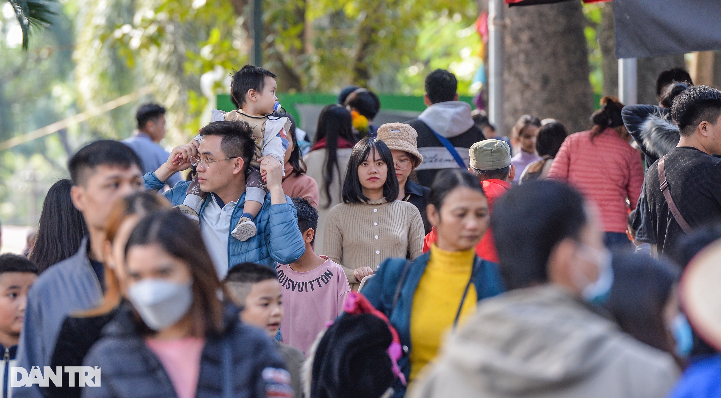 Hà Nội: Công viên Thủ Lệ đông đúc trong ngày đầu năm mới - 14