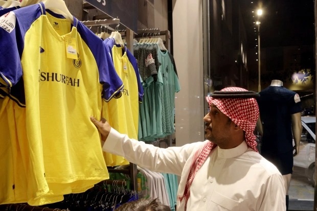 Điều gì đang chờ đợi Ronaldo ở CLB giàu nhất Saudi Arabia? - 6