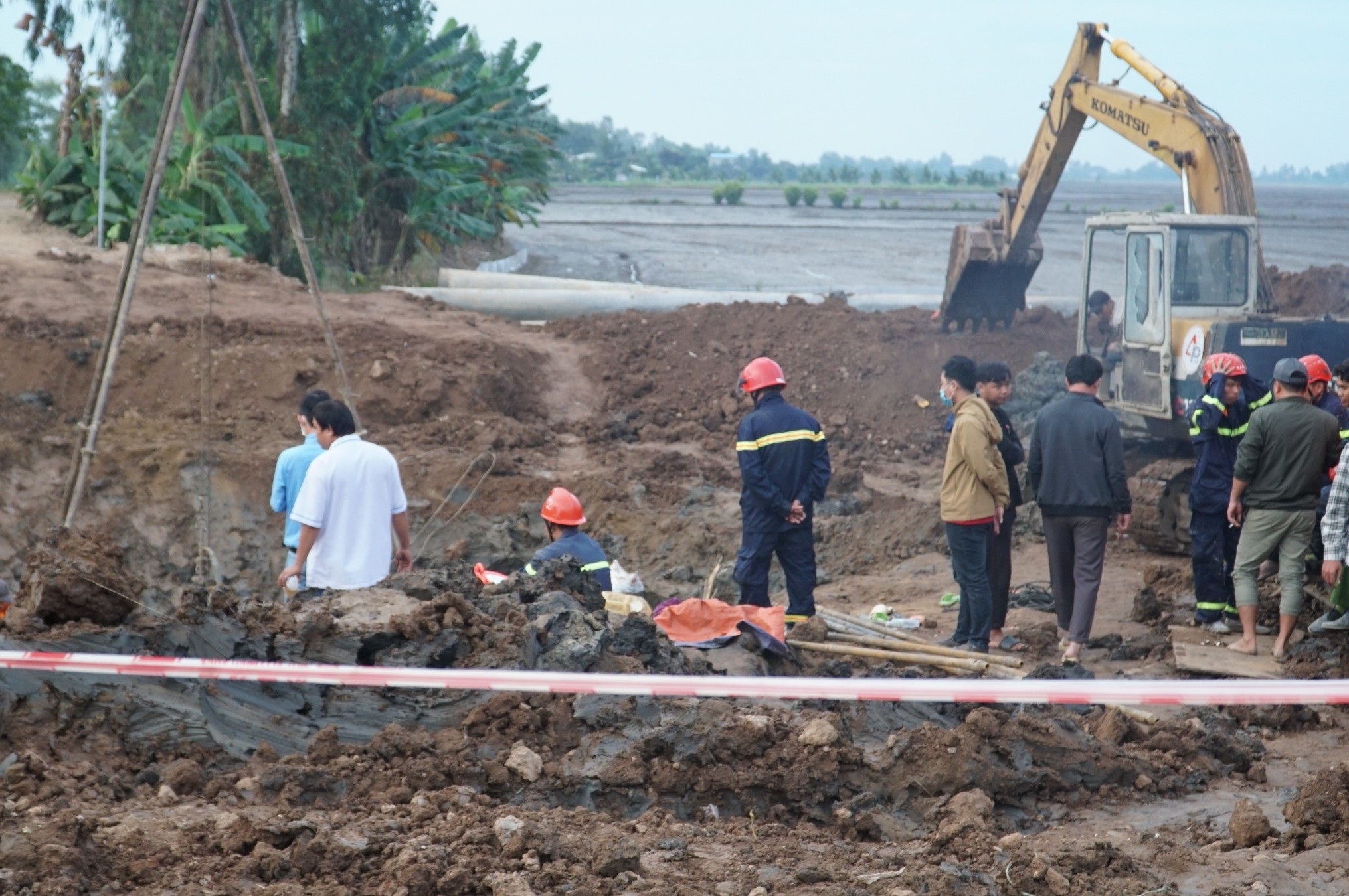 Nỗ lực xuyên đêm cứu bé trai 10 tuổi lọt trụ bê tông hẹp, sâu 30m - 1 Nỗ lực xuyên đêm cứu bé trai 10 tuổi lọt trụ bê tông hẹp, sâu 30m - 1