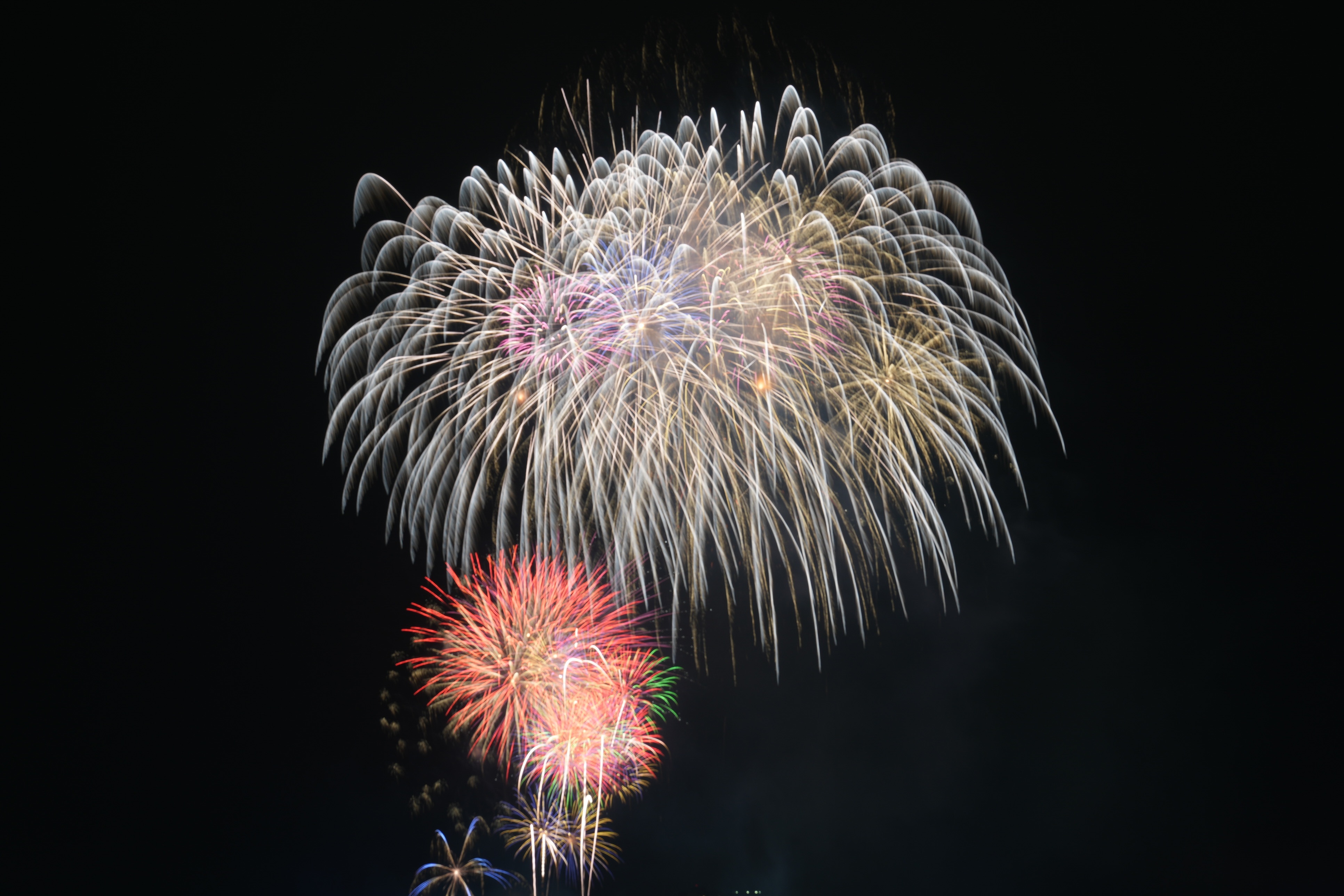Khoảnh khắc pháo hoa rực rỡ chào đón năm mới 2023 trên bầu trời TPHCM. - 8