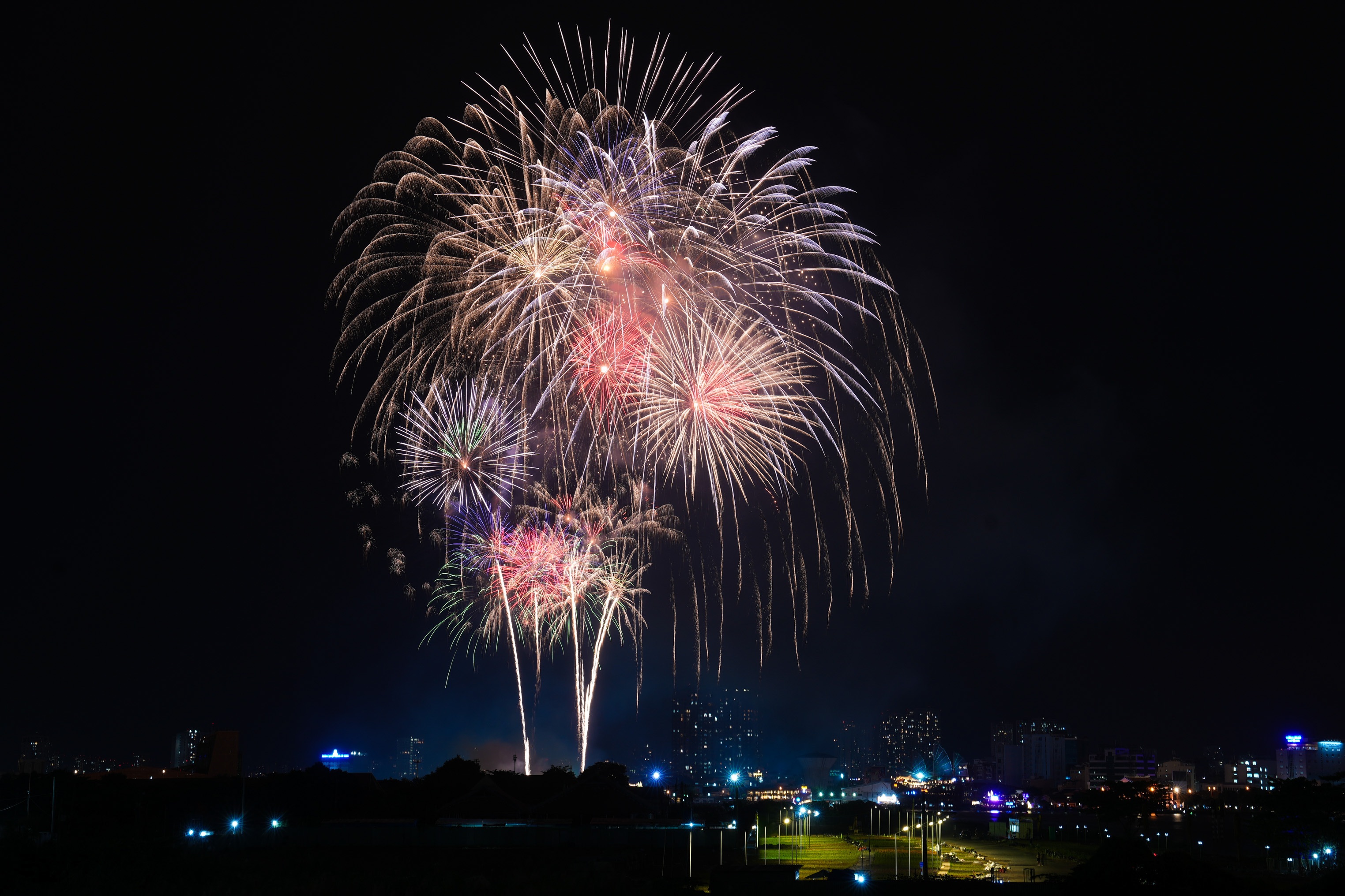 Khoảnh khắc pháo hoa rực rỡ chào đón năm mới 2023 trên bầu trời TPHCM. - 9