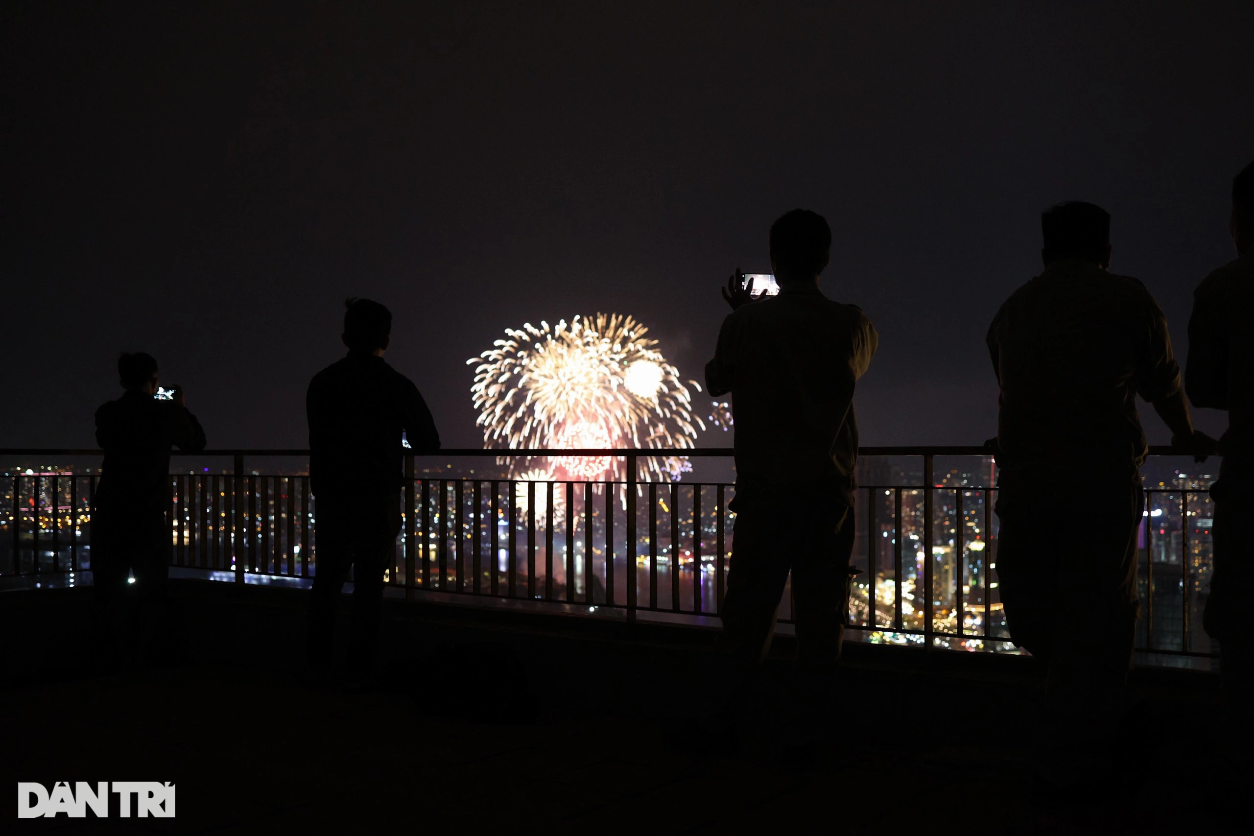 Khoảnh khắc pháo hoa rực rỡ chào đón năm mới 2023 trên bầu trời TPHCM. - 1
