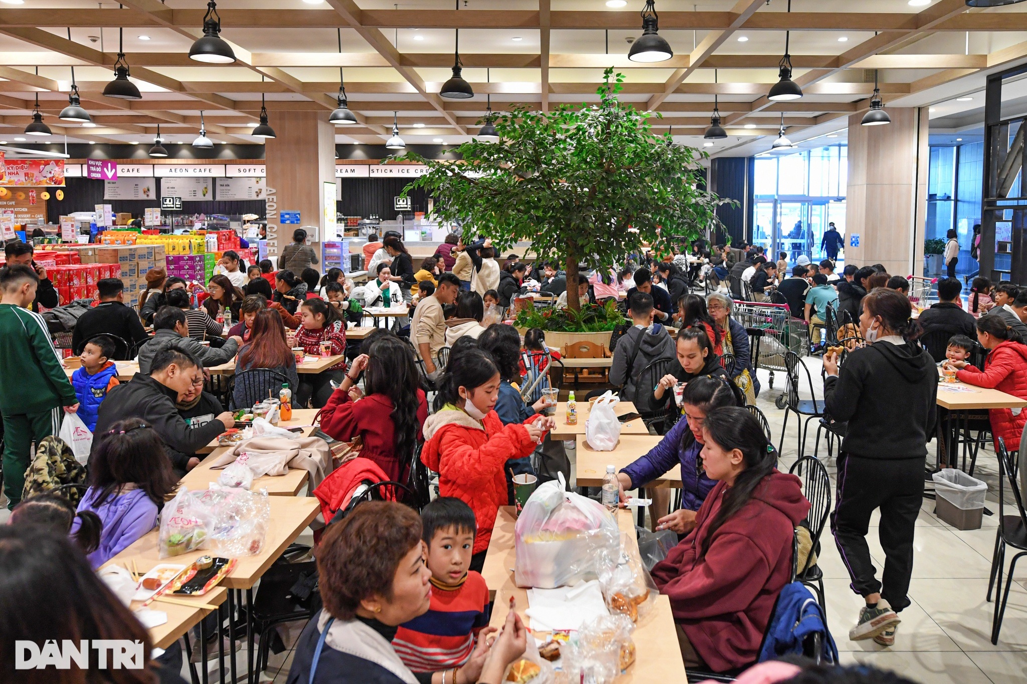 Trung tâm thương mại, khu vui chơi Hà Nội kín khách dịp Tết Dương lịch 2023 - 3